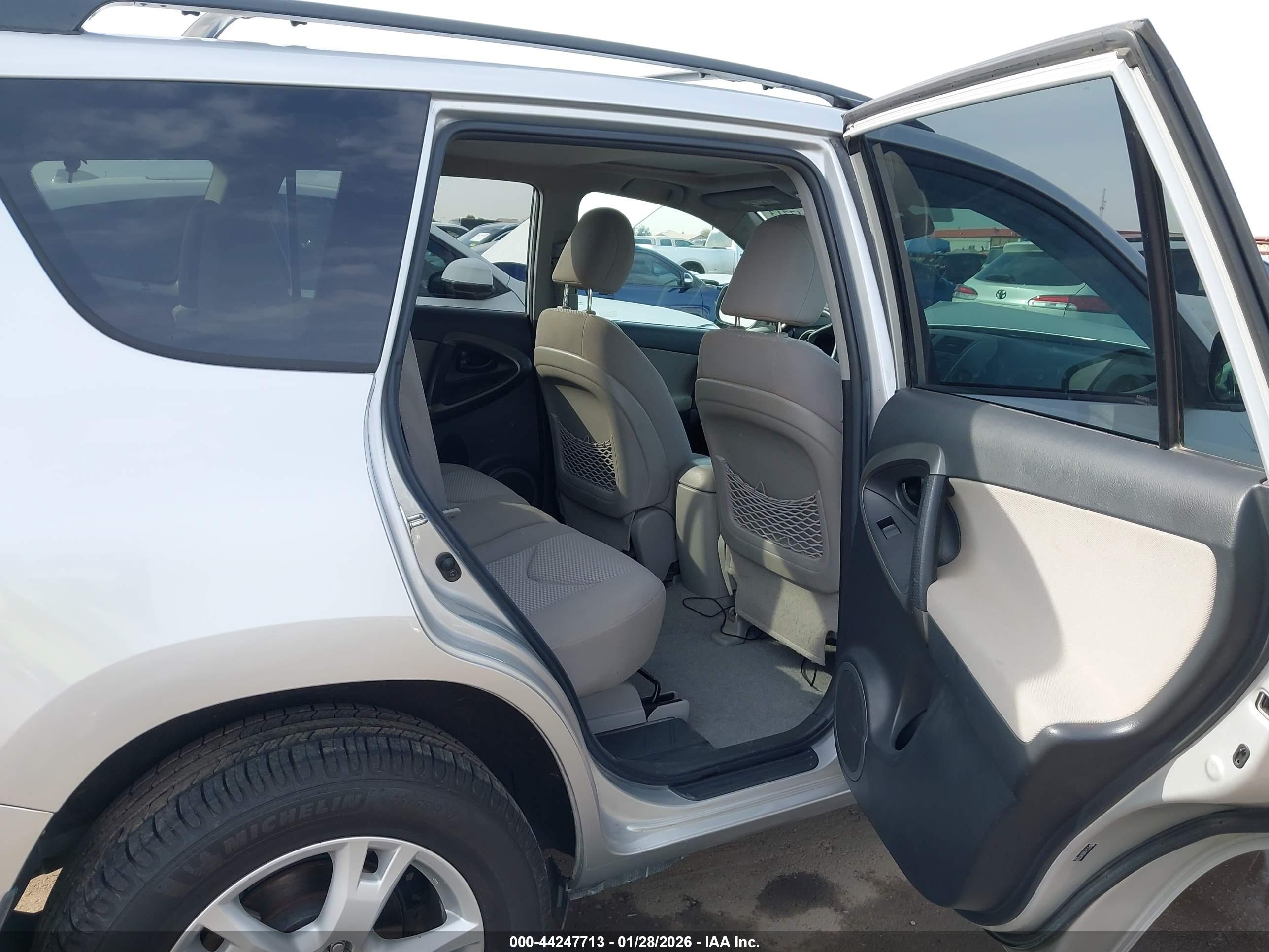 TOYOTA RAV4 image 8