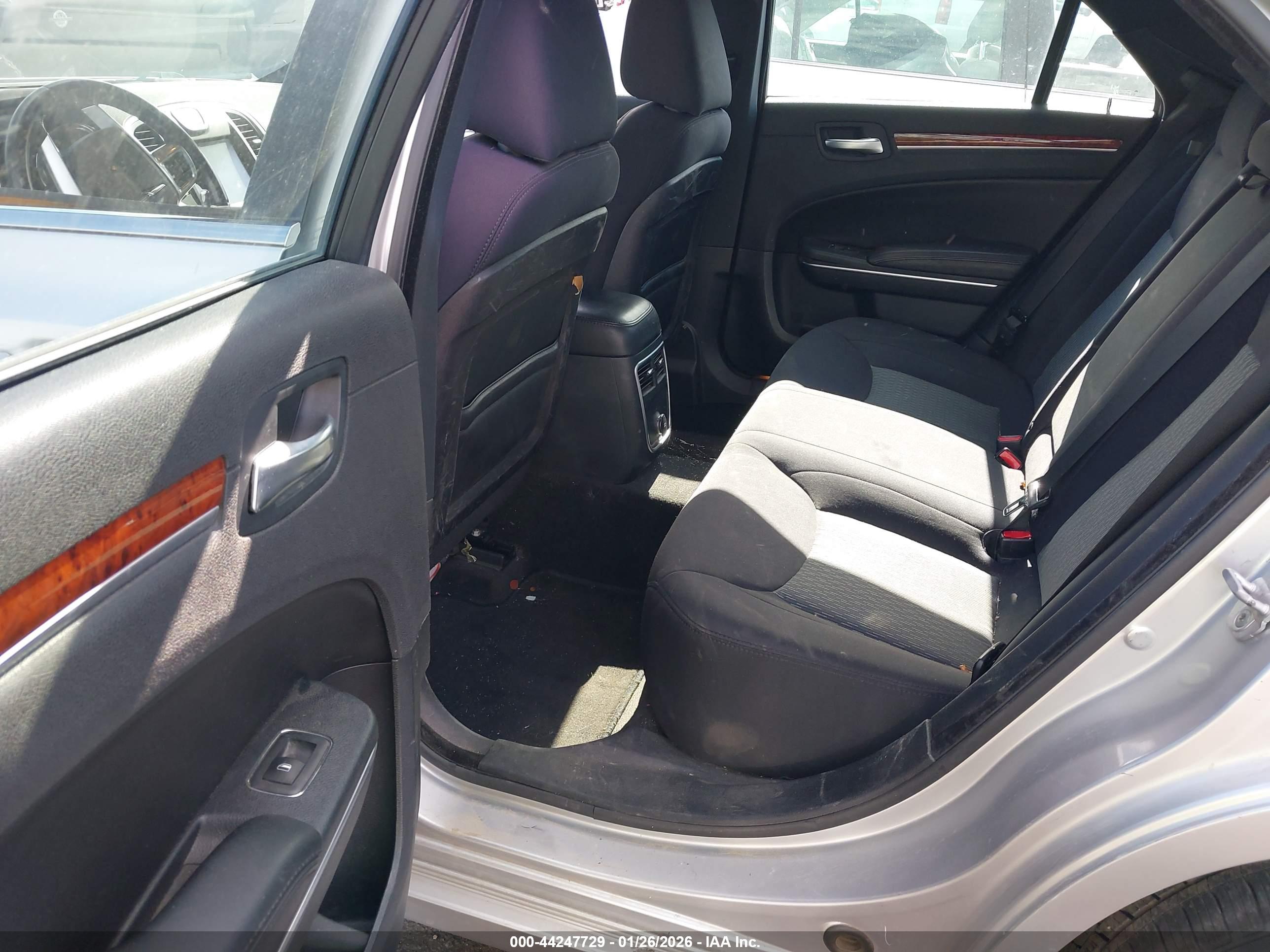 CHRYSLER 300 image 8