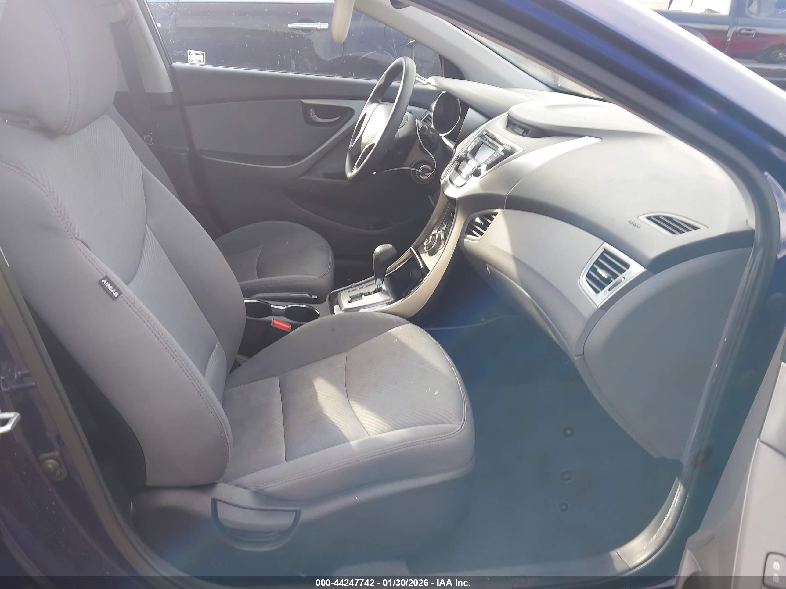 HYUNDAI ELANTRA image 5