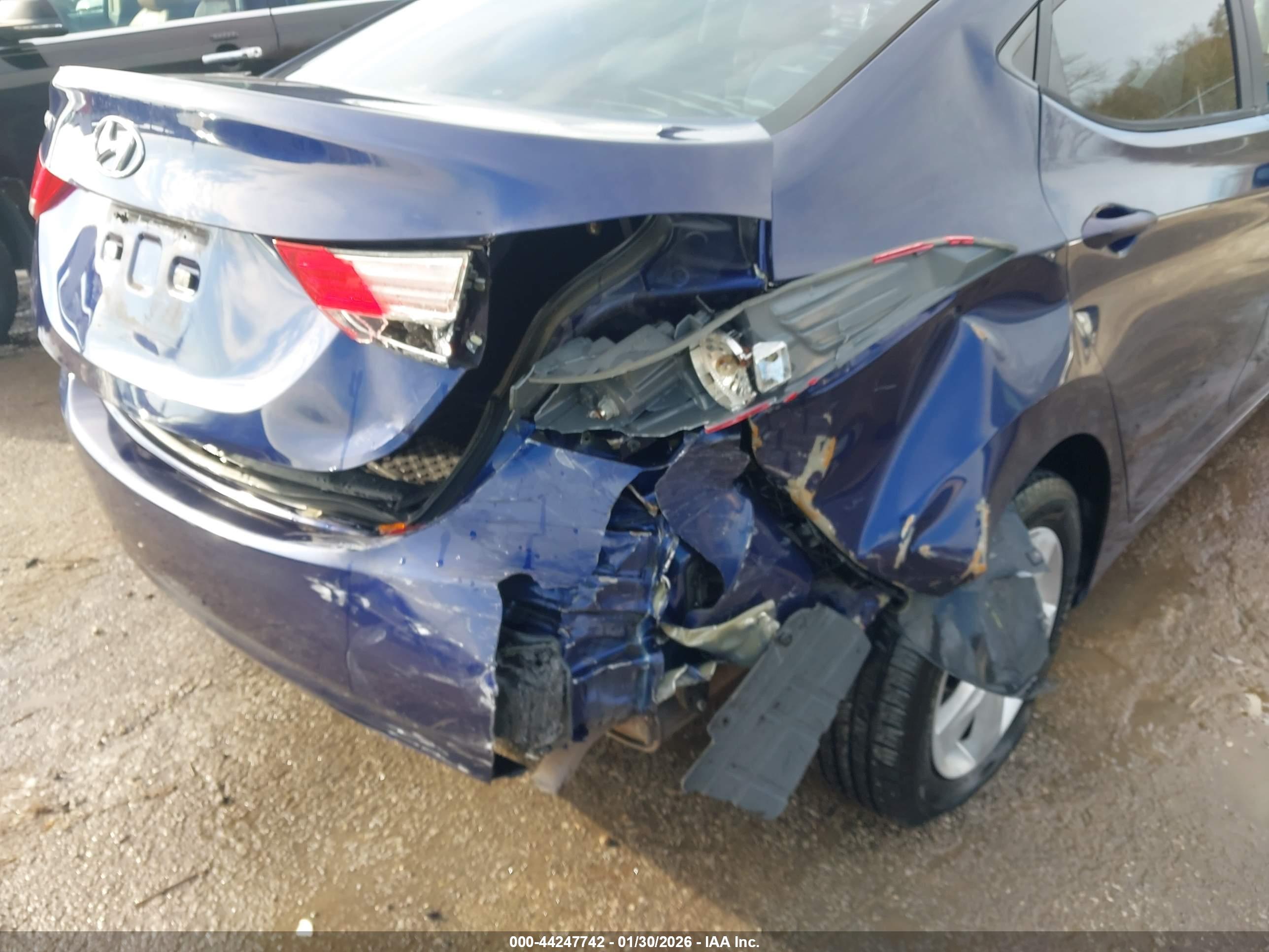 HYUNDAI ELANTRA image 6