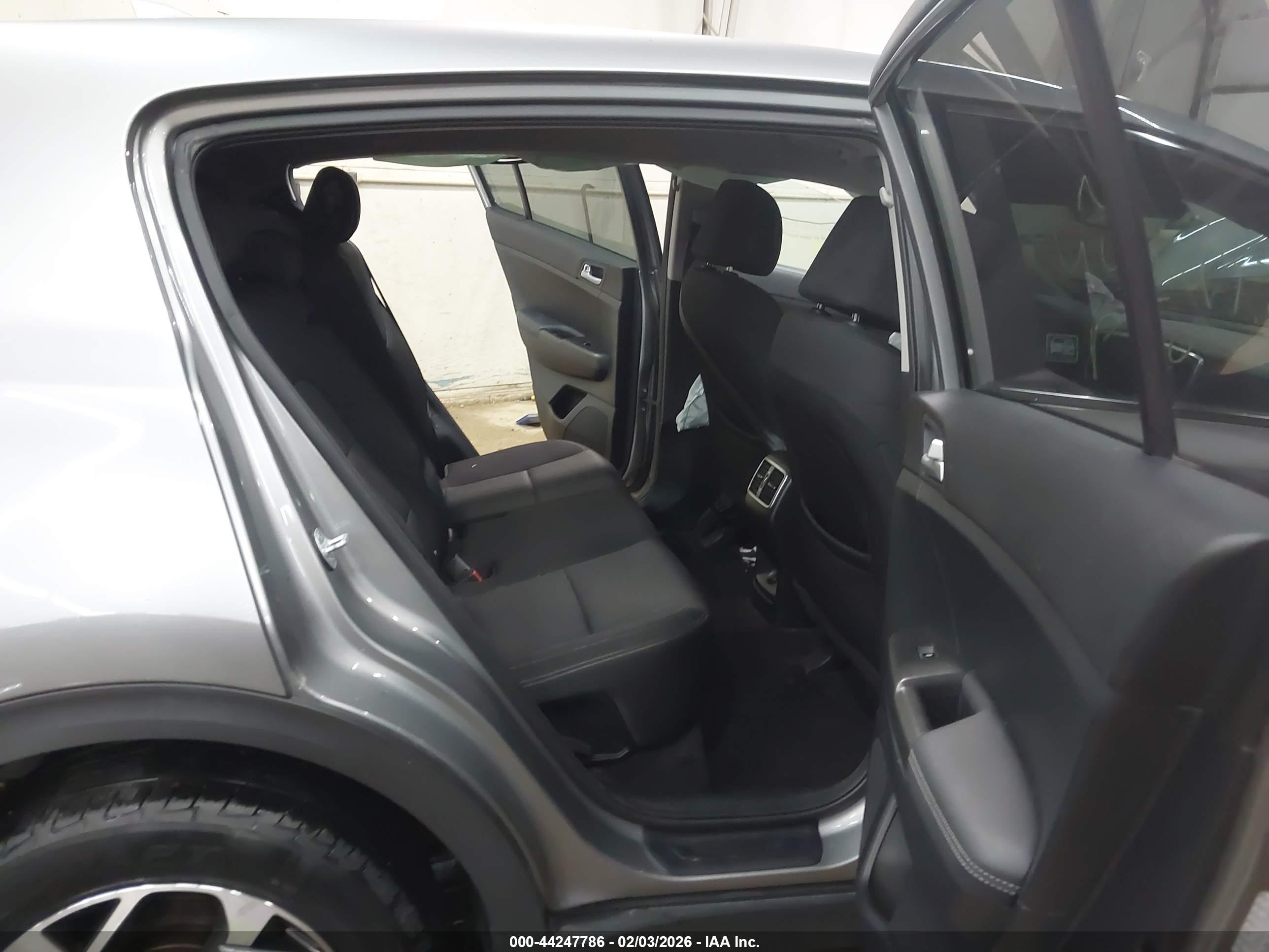 KIA SPORTAGE image 8