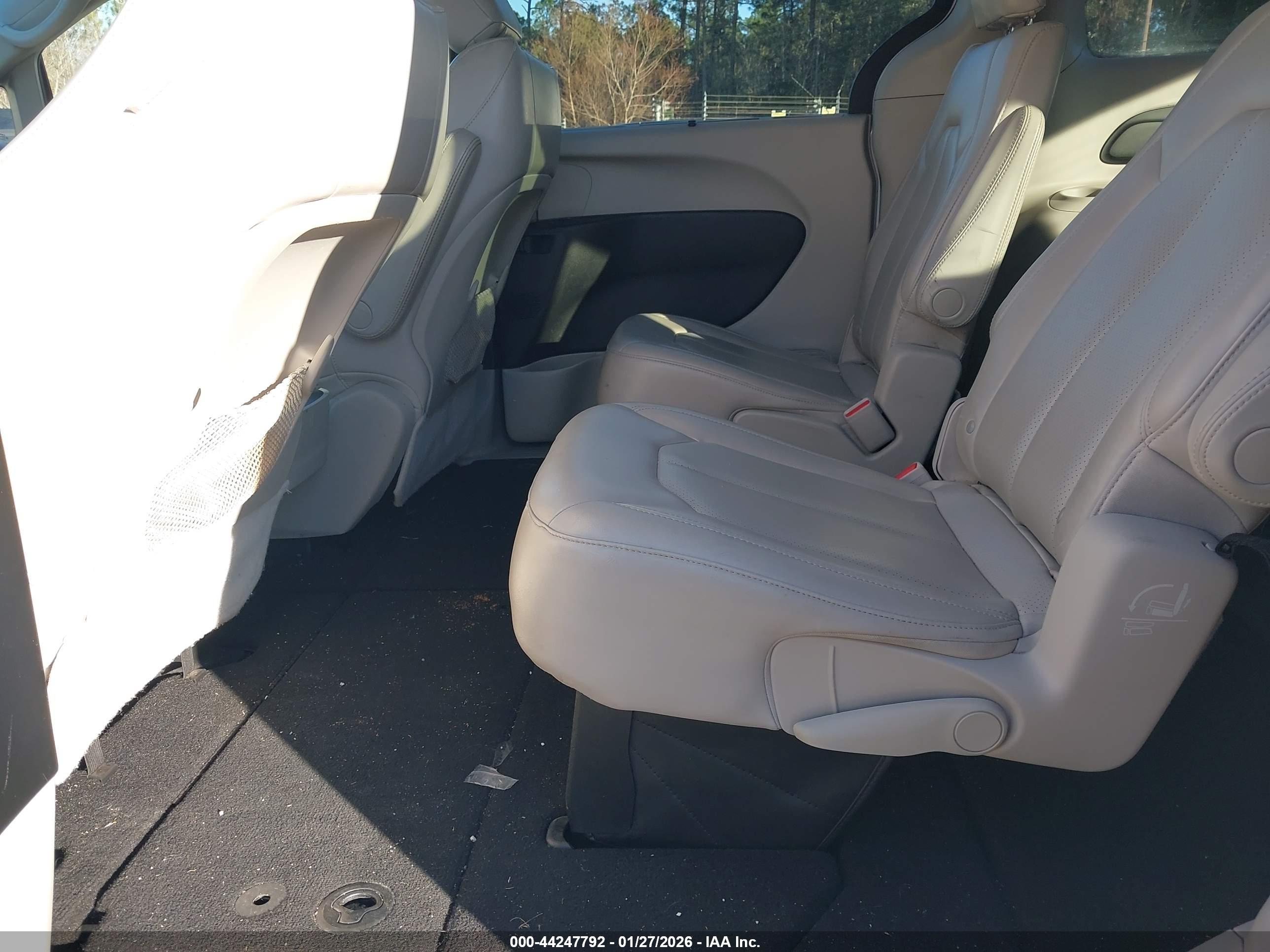 CHRYSLER VOYAGER image 8