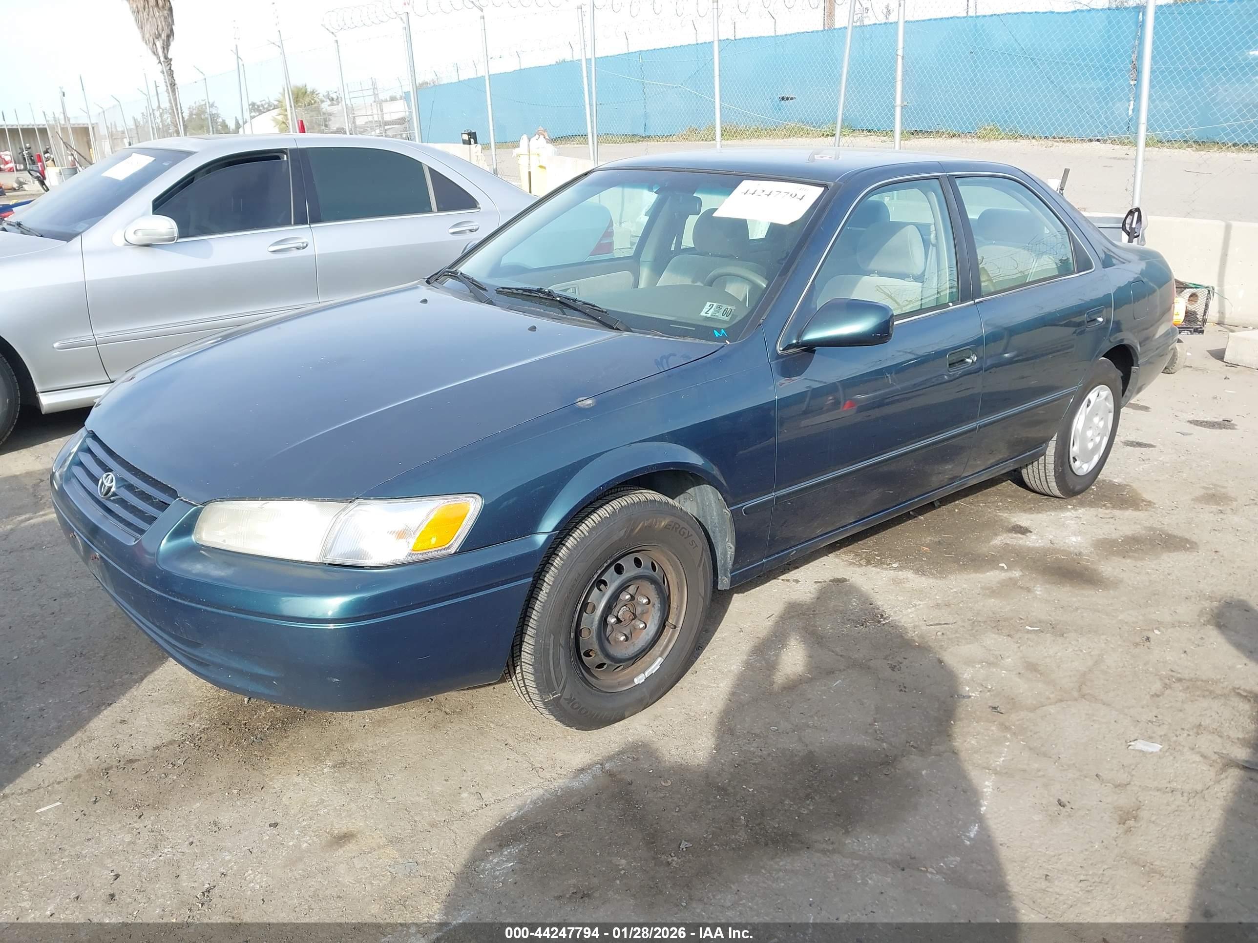 TOYOTA CAMRY image 2
