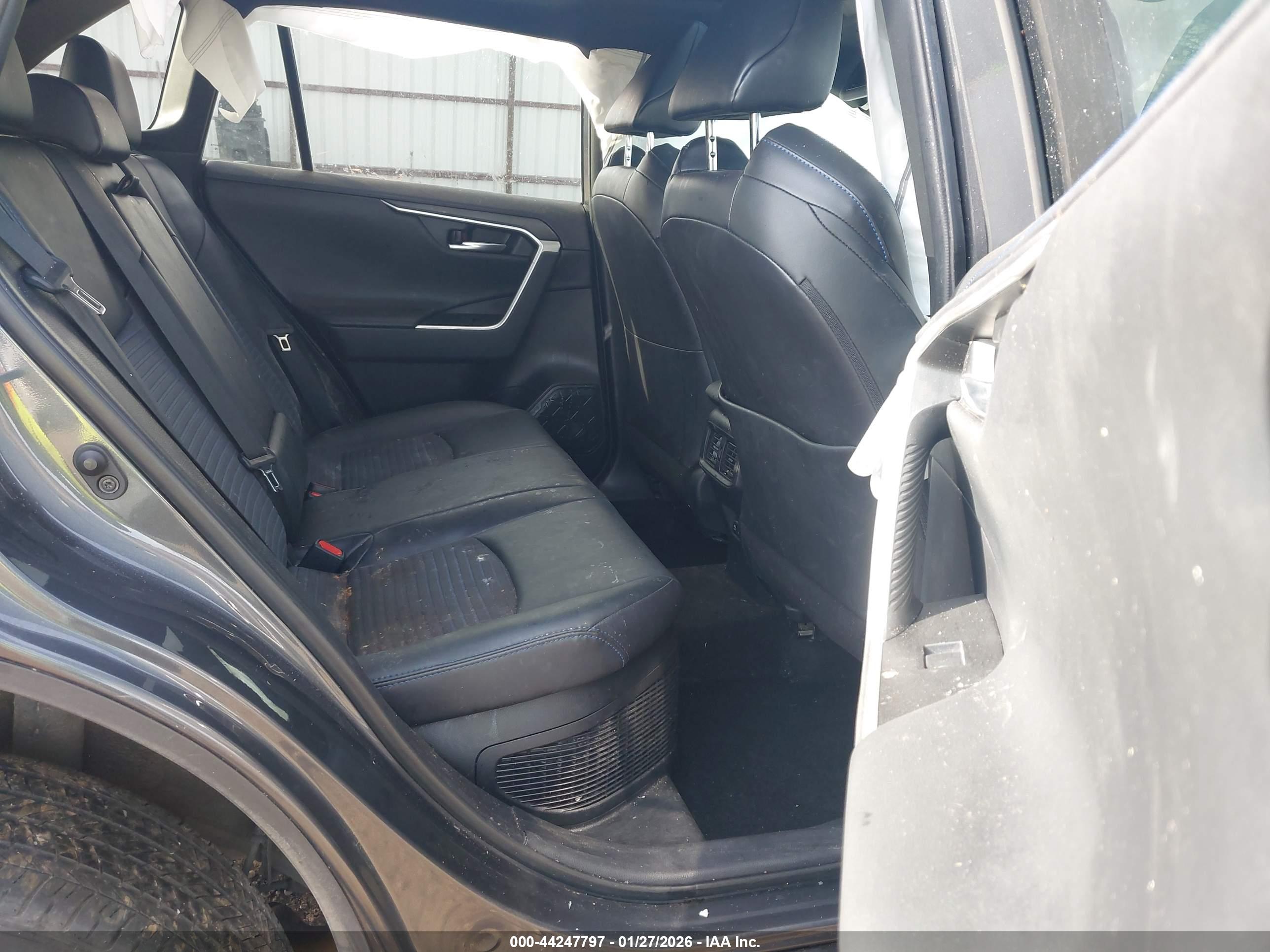 TOYOTA RAV4 image 8