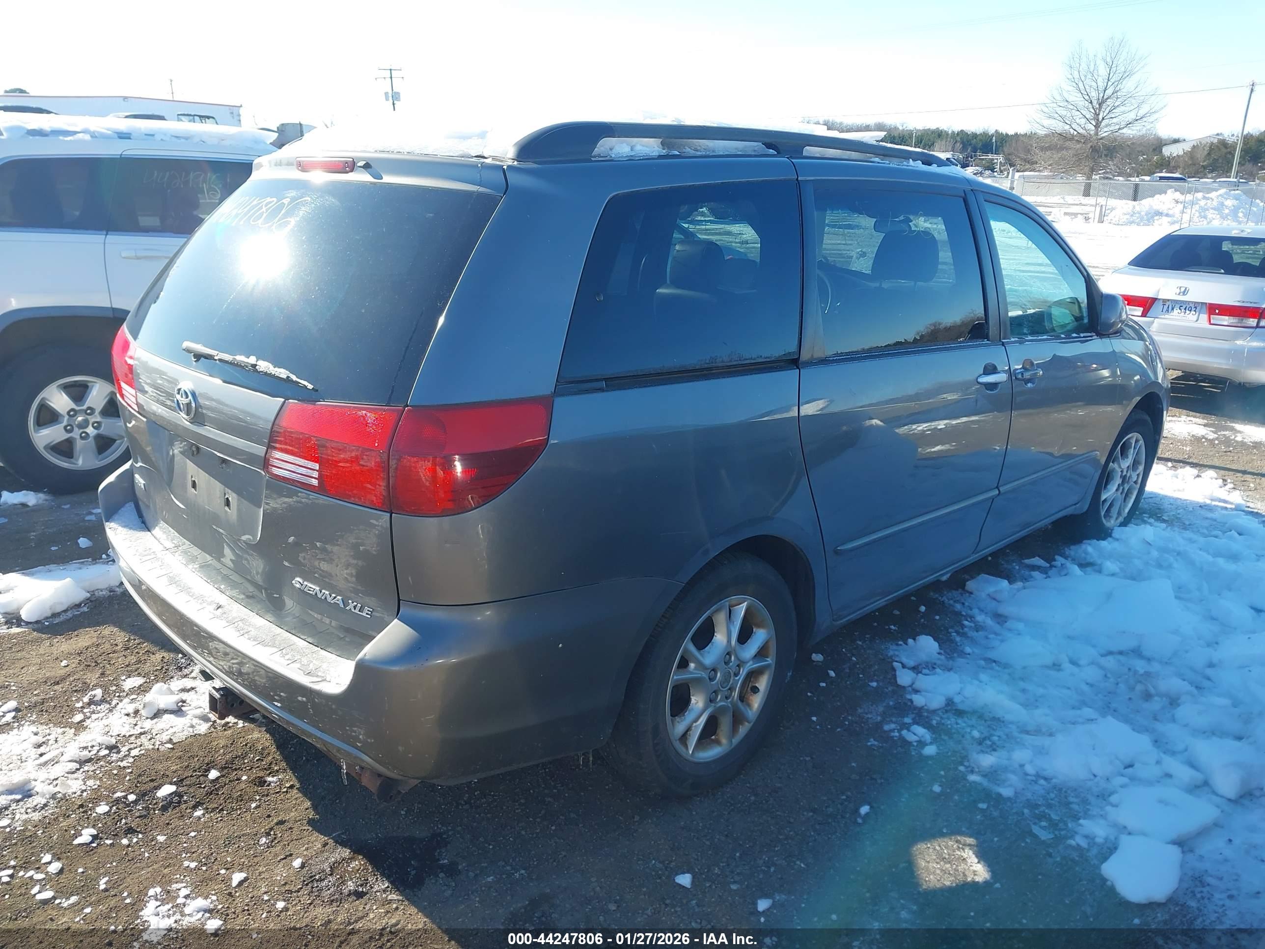 TOYOTA SIENNA image 4