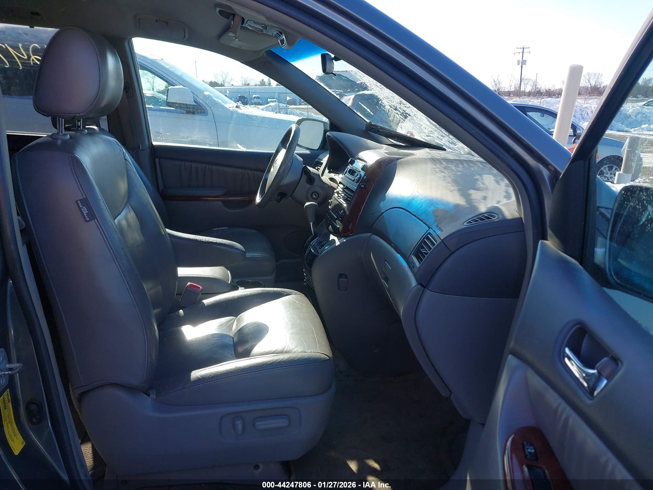 TOYOTA SIENNA image 5