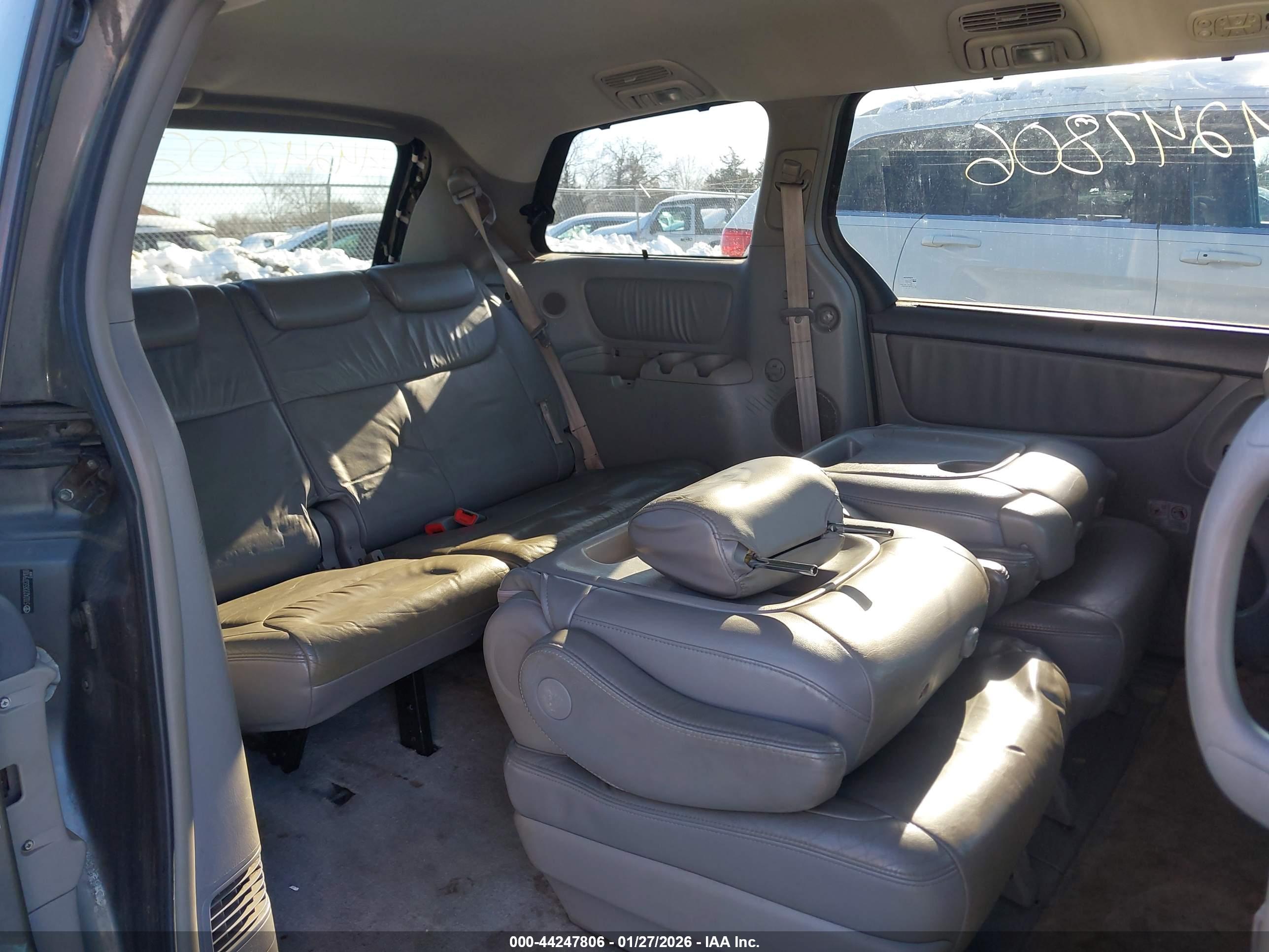 TOYOTA SIENNA image 8