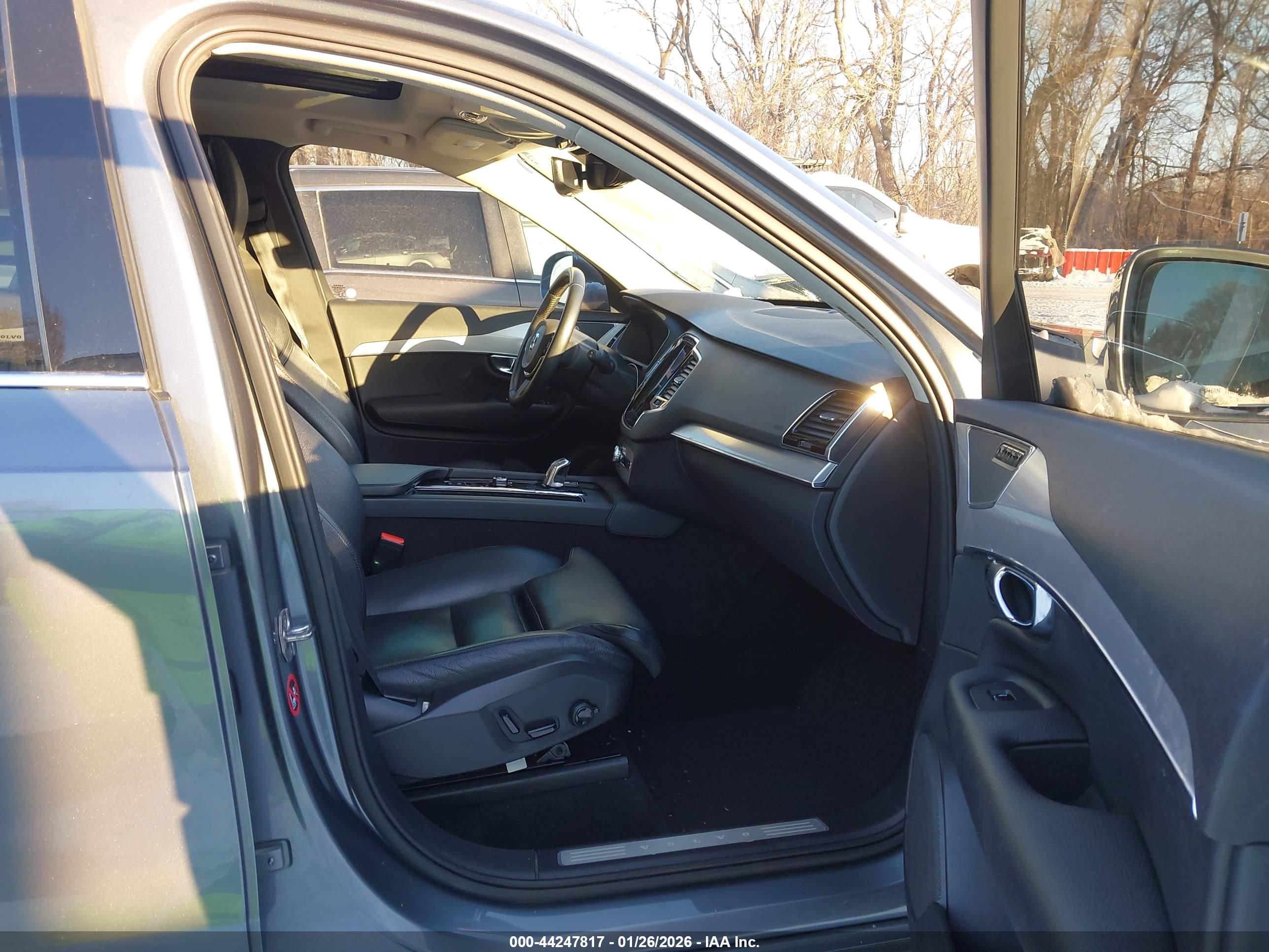 VOLVO XC90 image 5