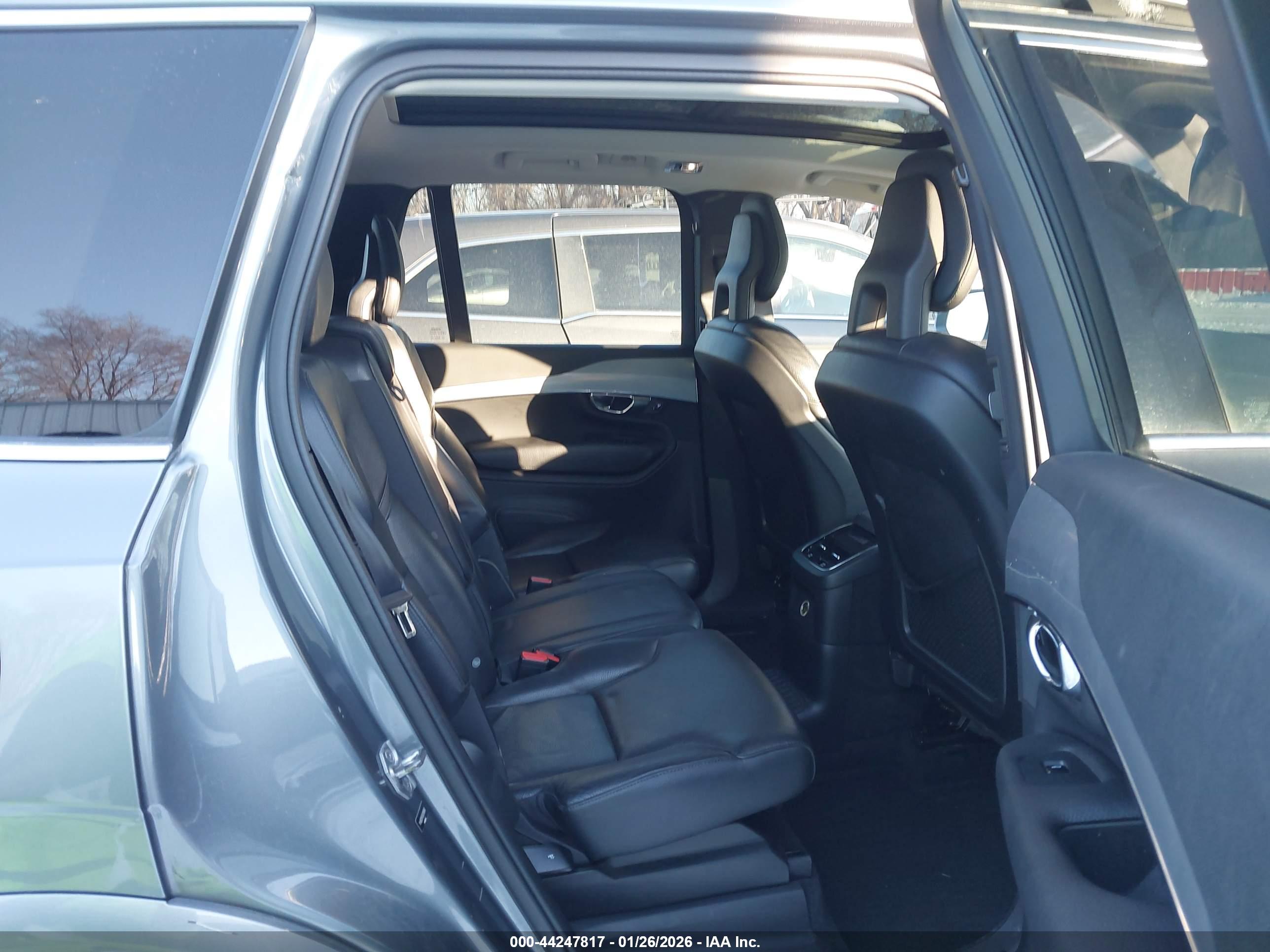 VOLVO XC90 image 8