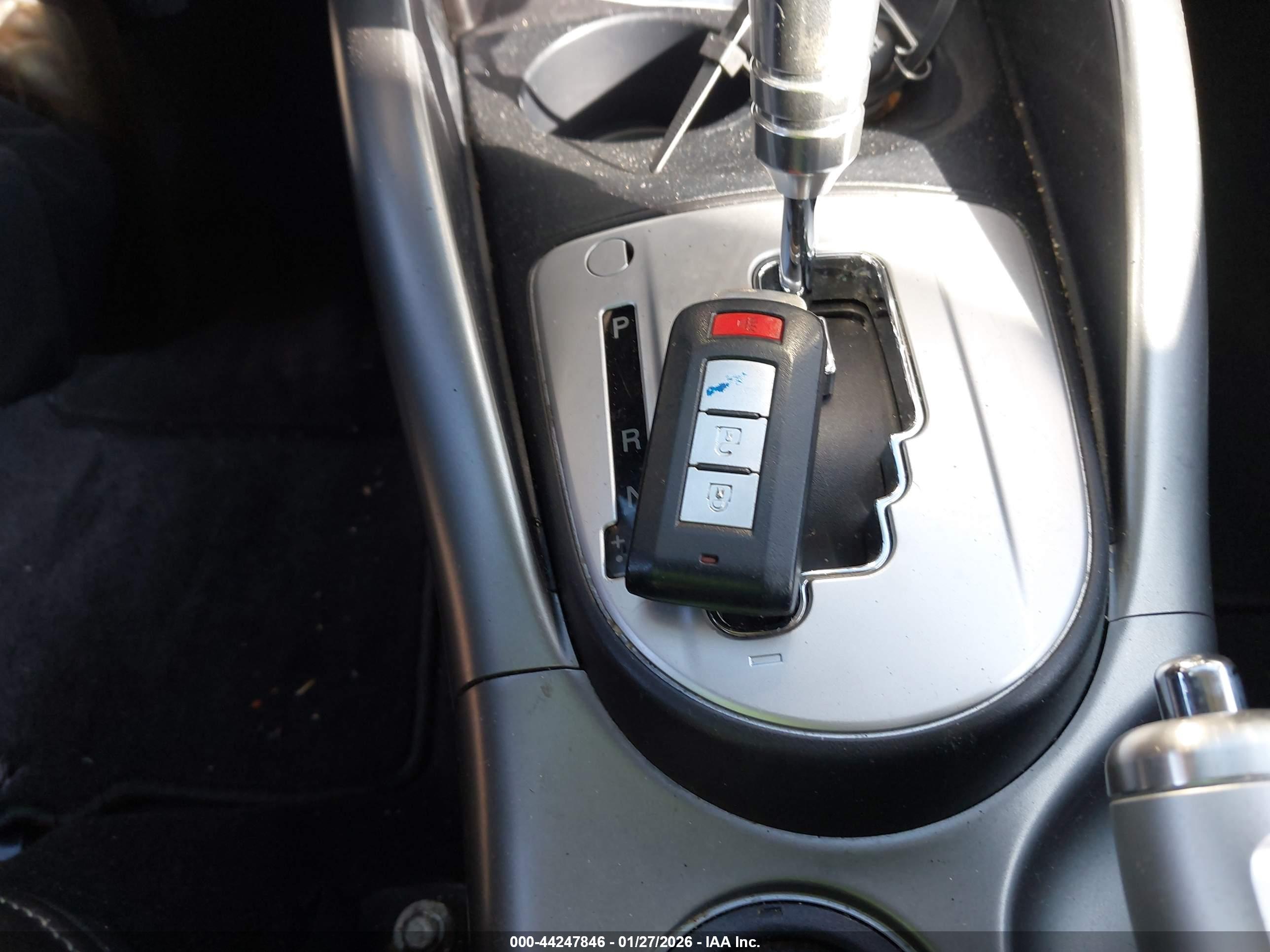 MITSUBISHI OUTLANDER image 11