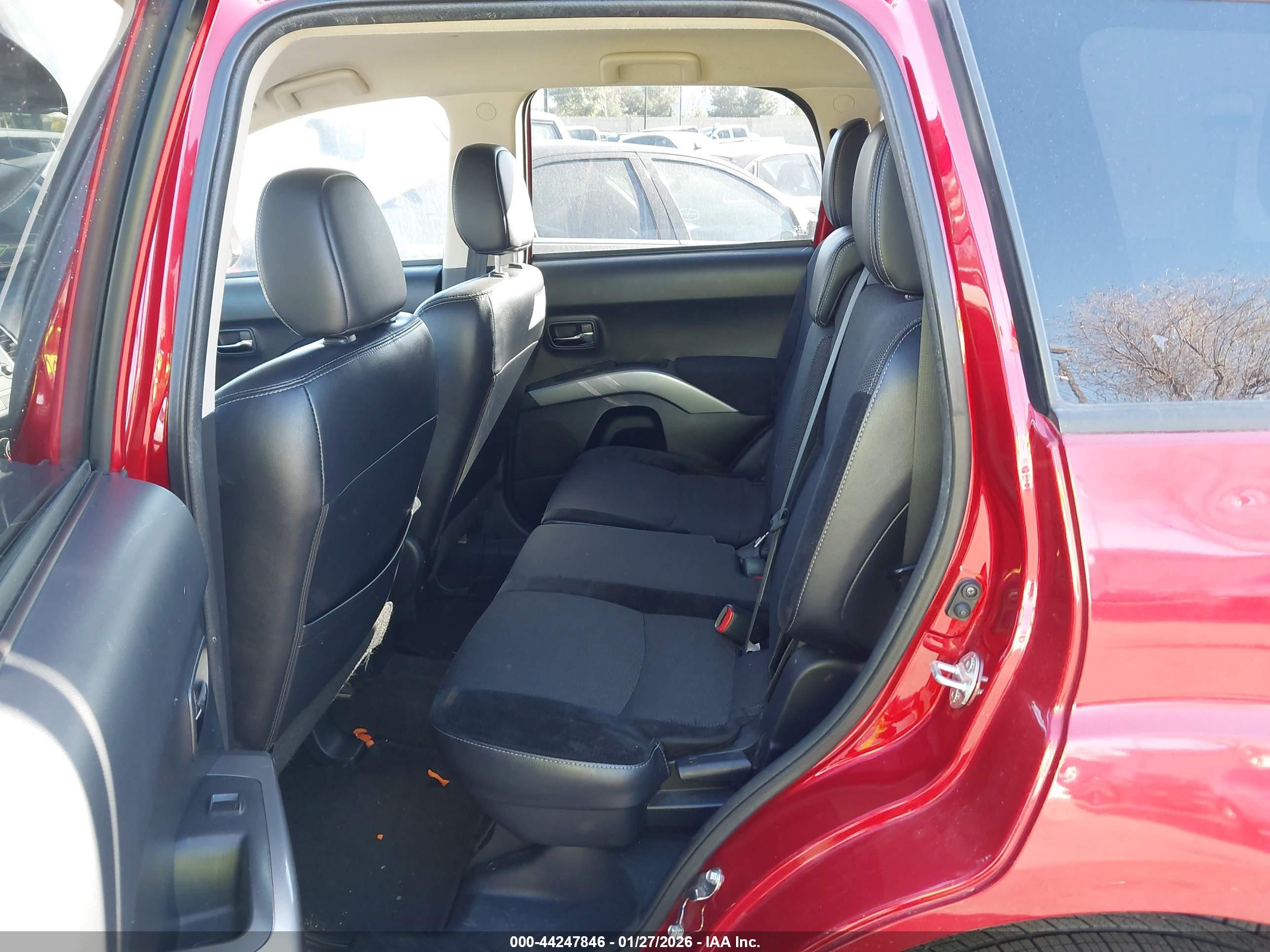 MITSUBISHI OUTLANDER image 8