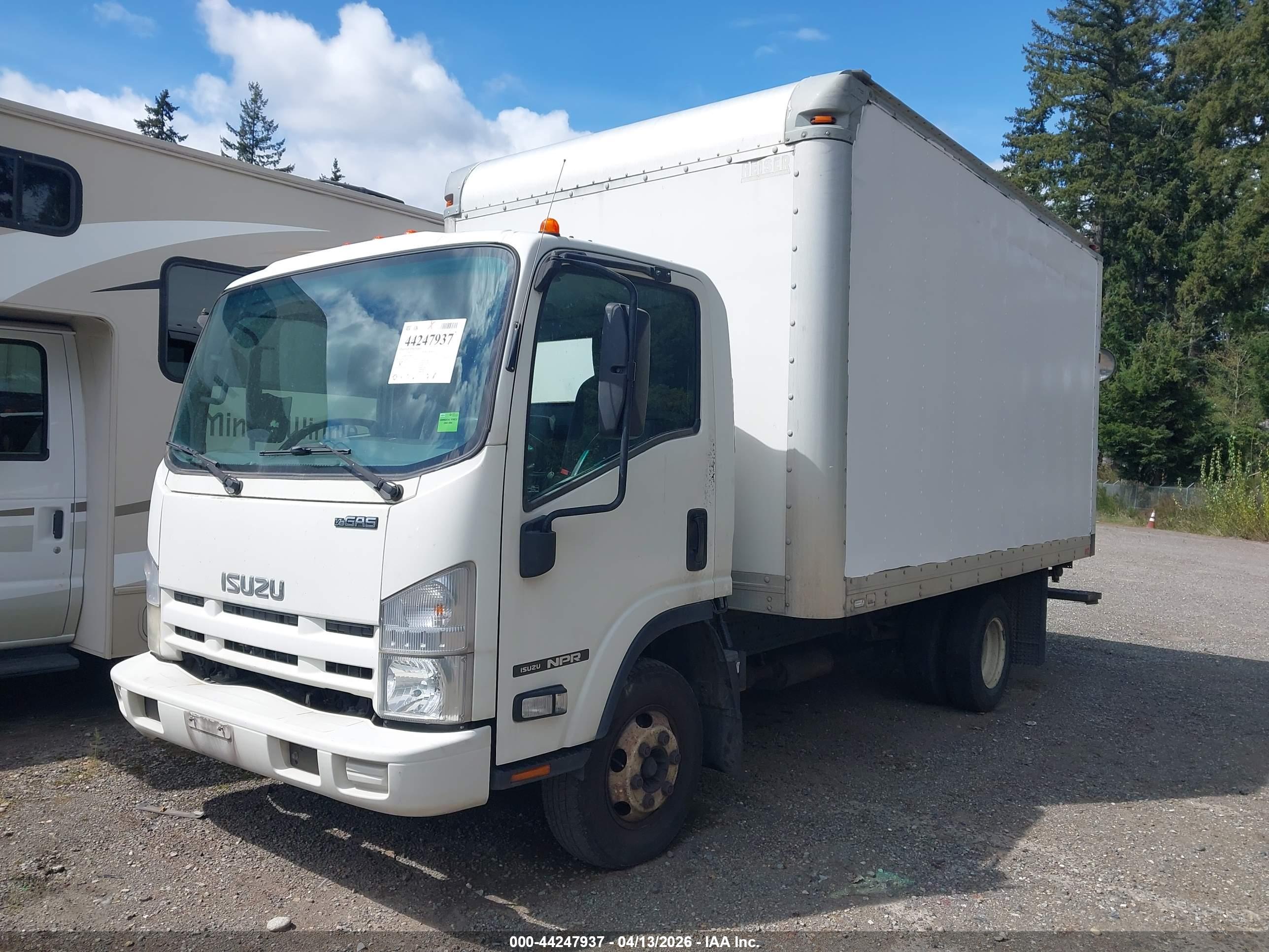 ISUZU NPR image 2