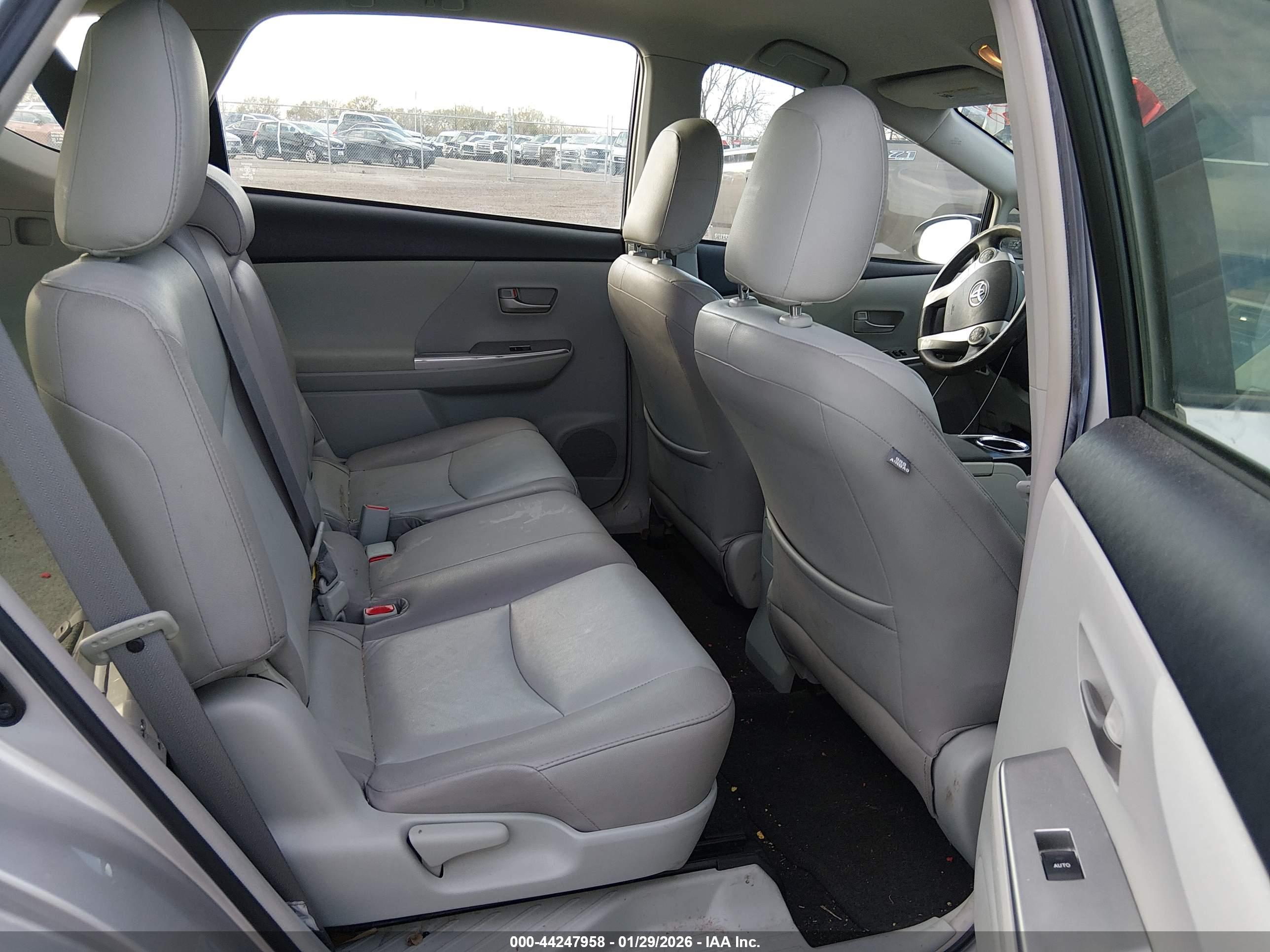 TOYOTA PRIUS image 8