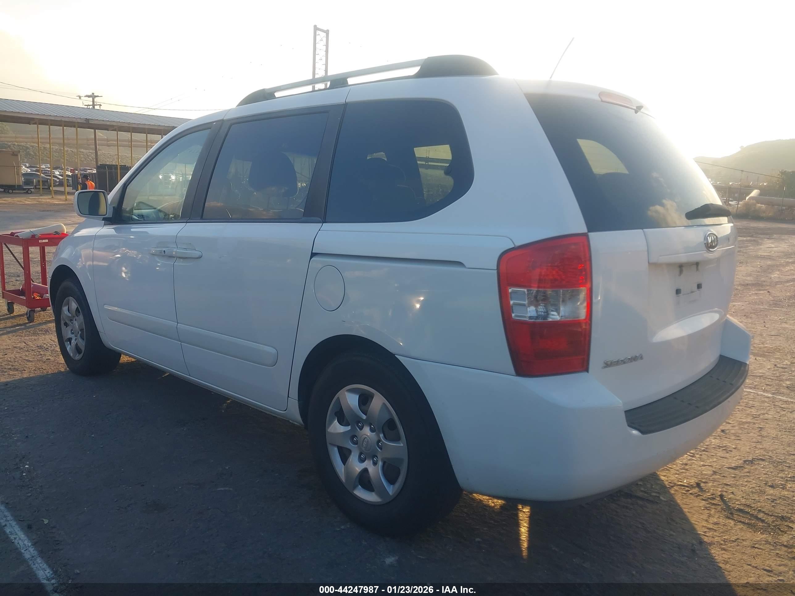KIA SEDONA image 3
