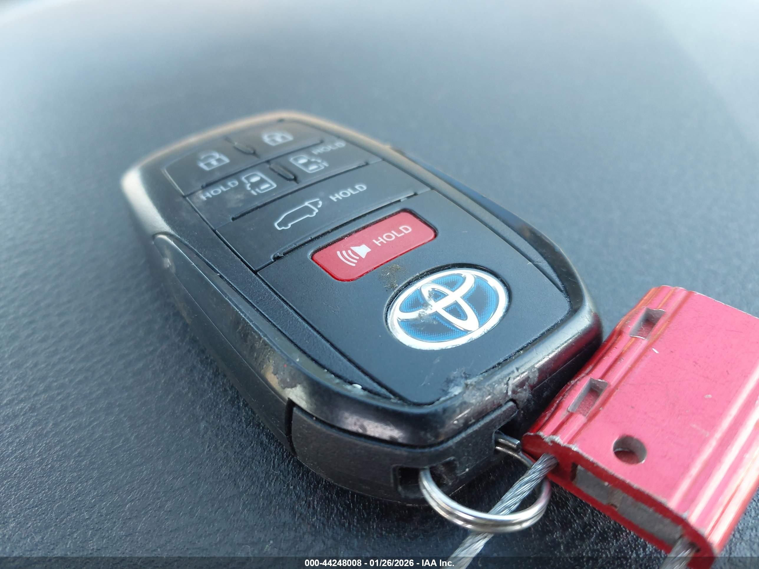TOYOTA SIENNA image 11