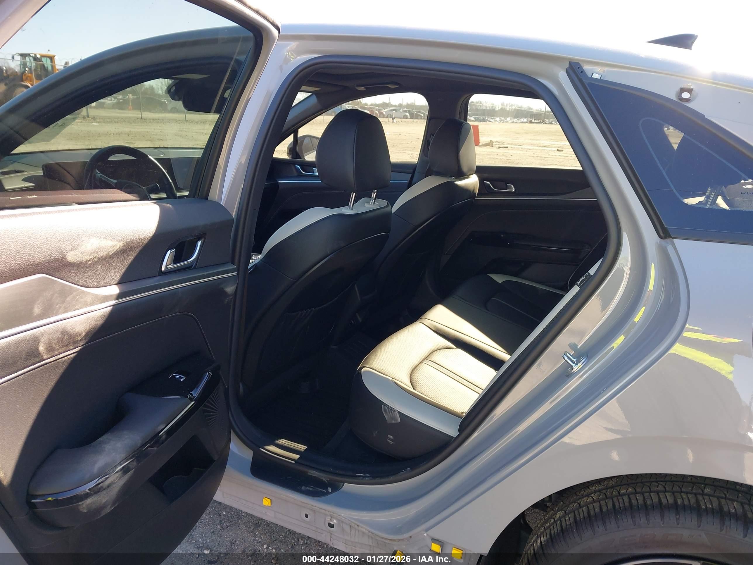 KIA K5 image 8