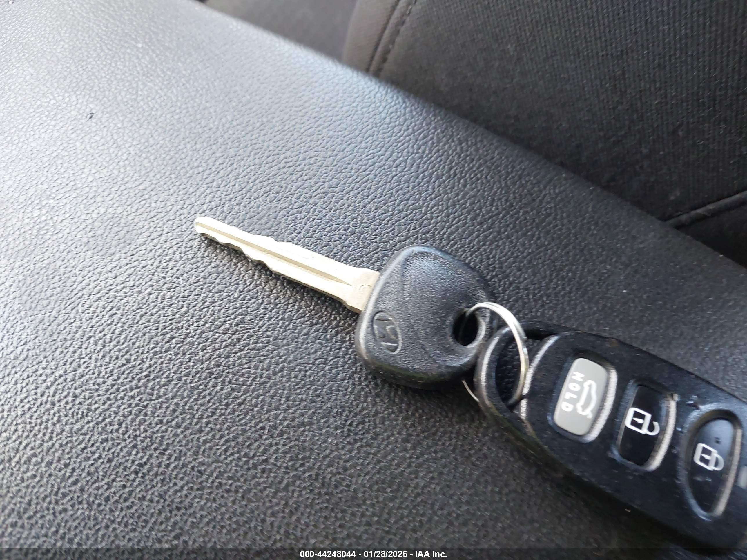 HYUNDAI ELANTRA image 11