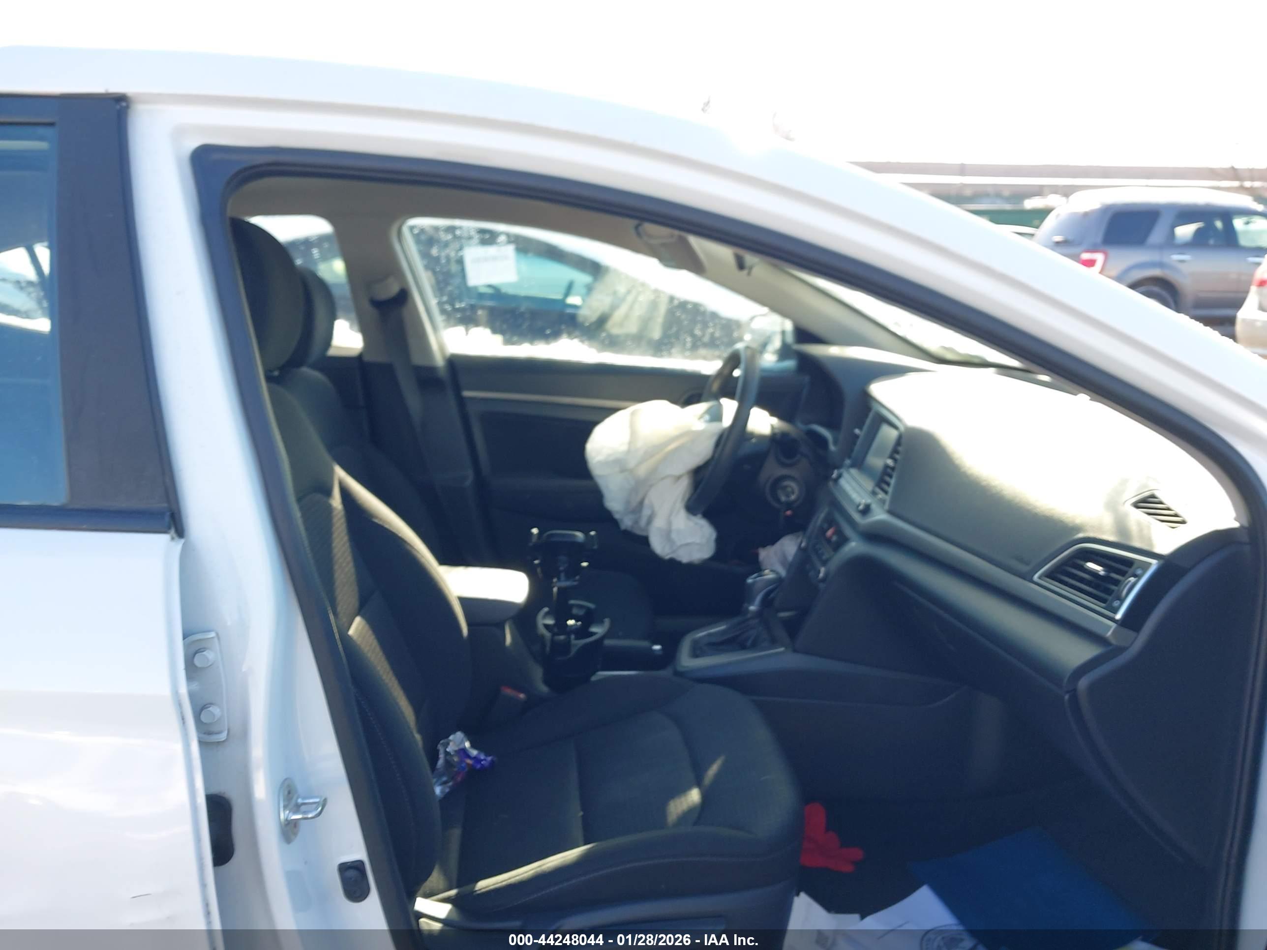 HYUNDAI ELANTRA image 5