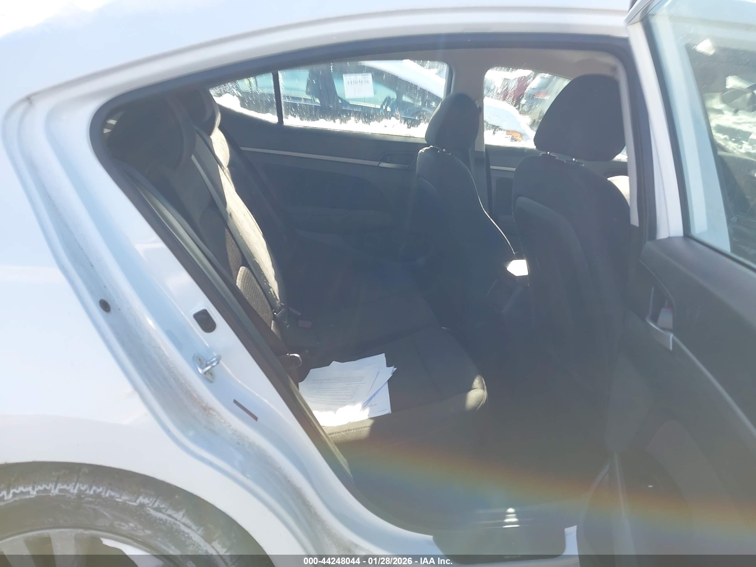 HYUNDAI ELANTRA image 8