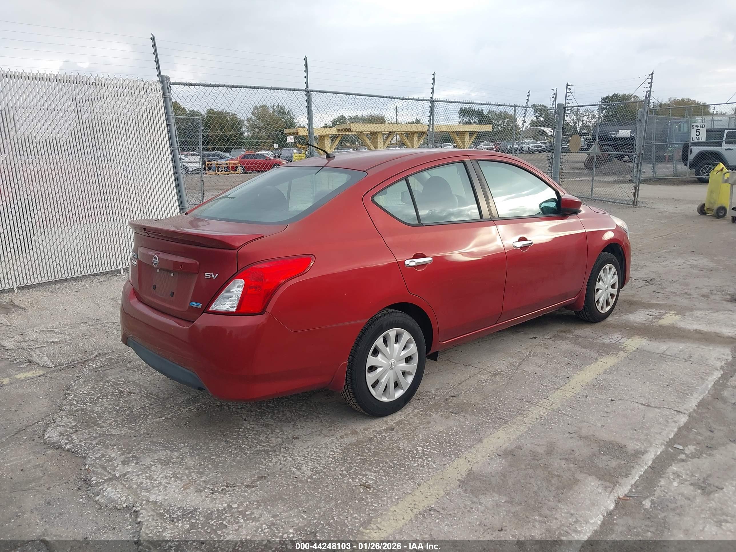NISSAN VERSA image 4