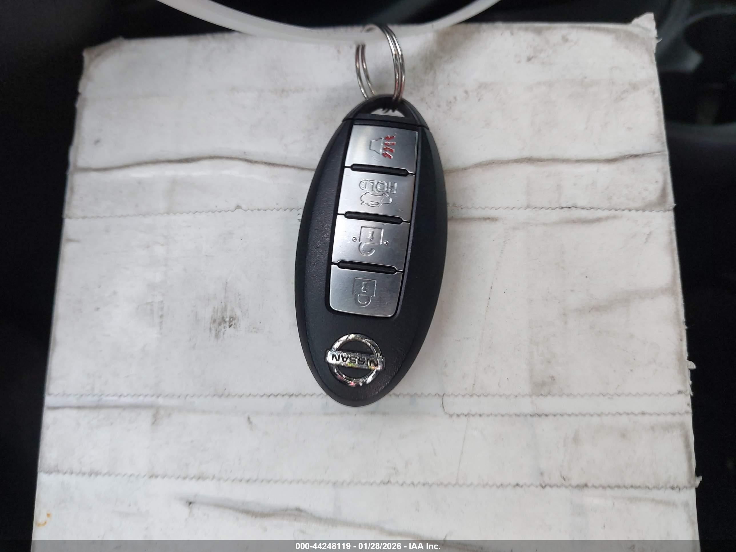 NISSAN VERSA image 11