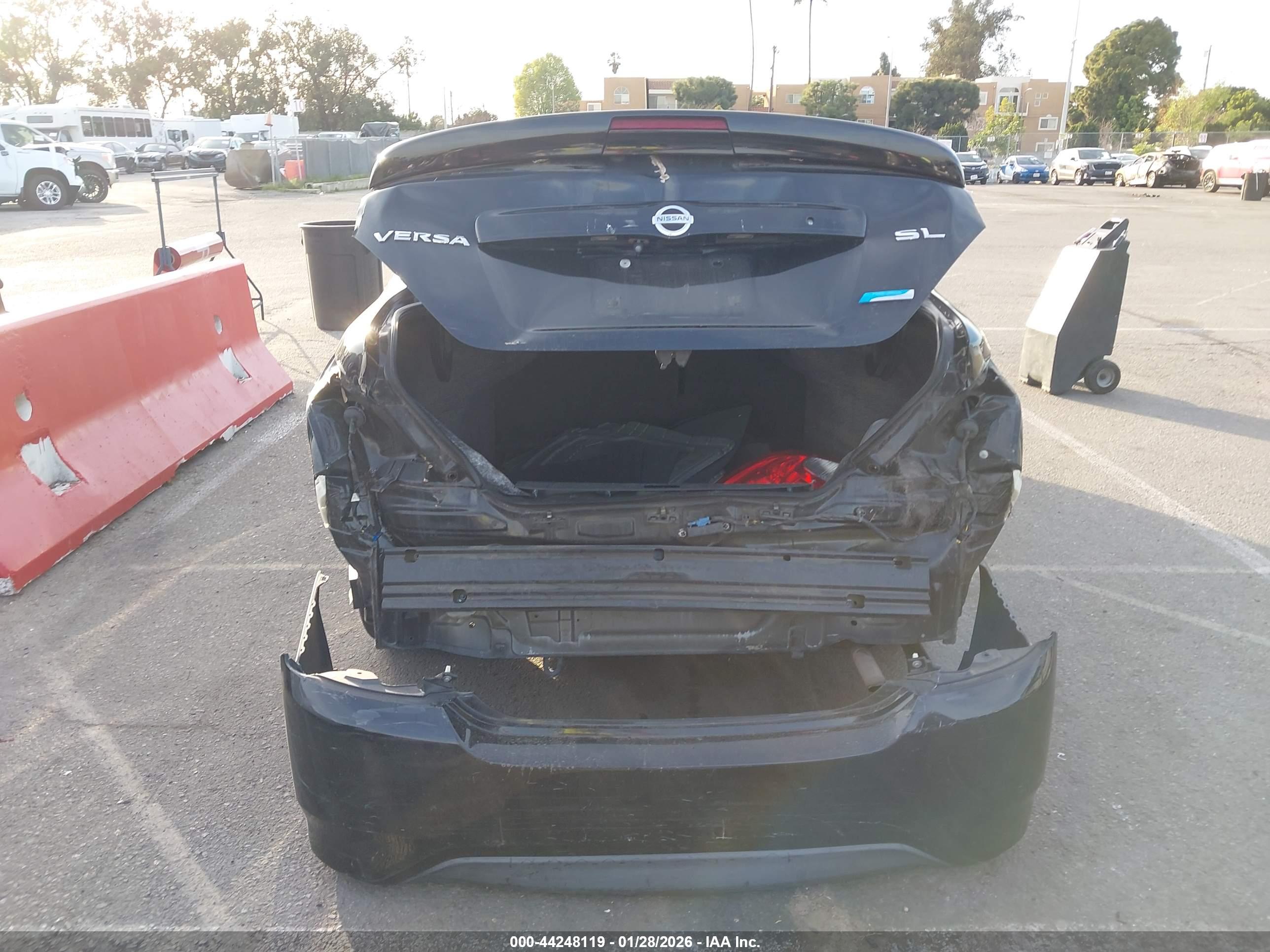 NISSAN VERSA image 6