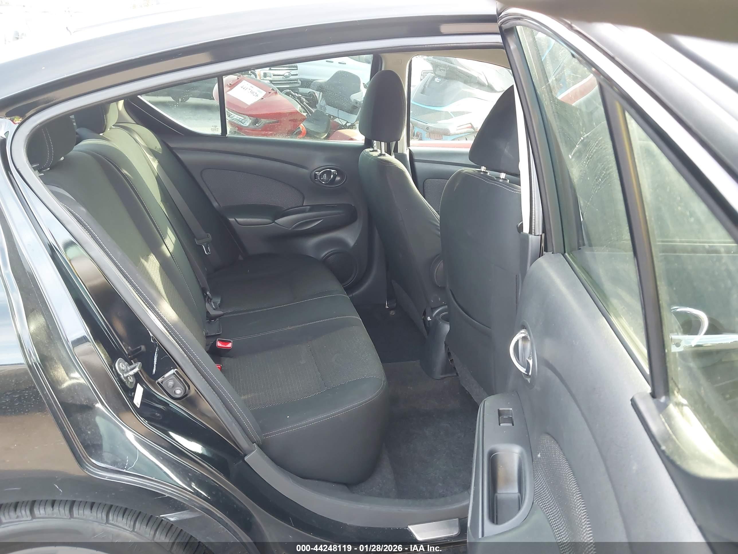 NISSAN VERSA image 8