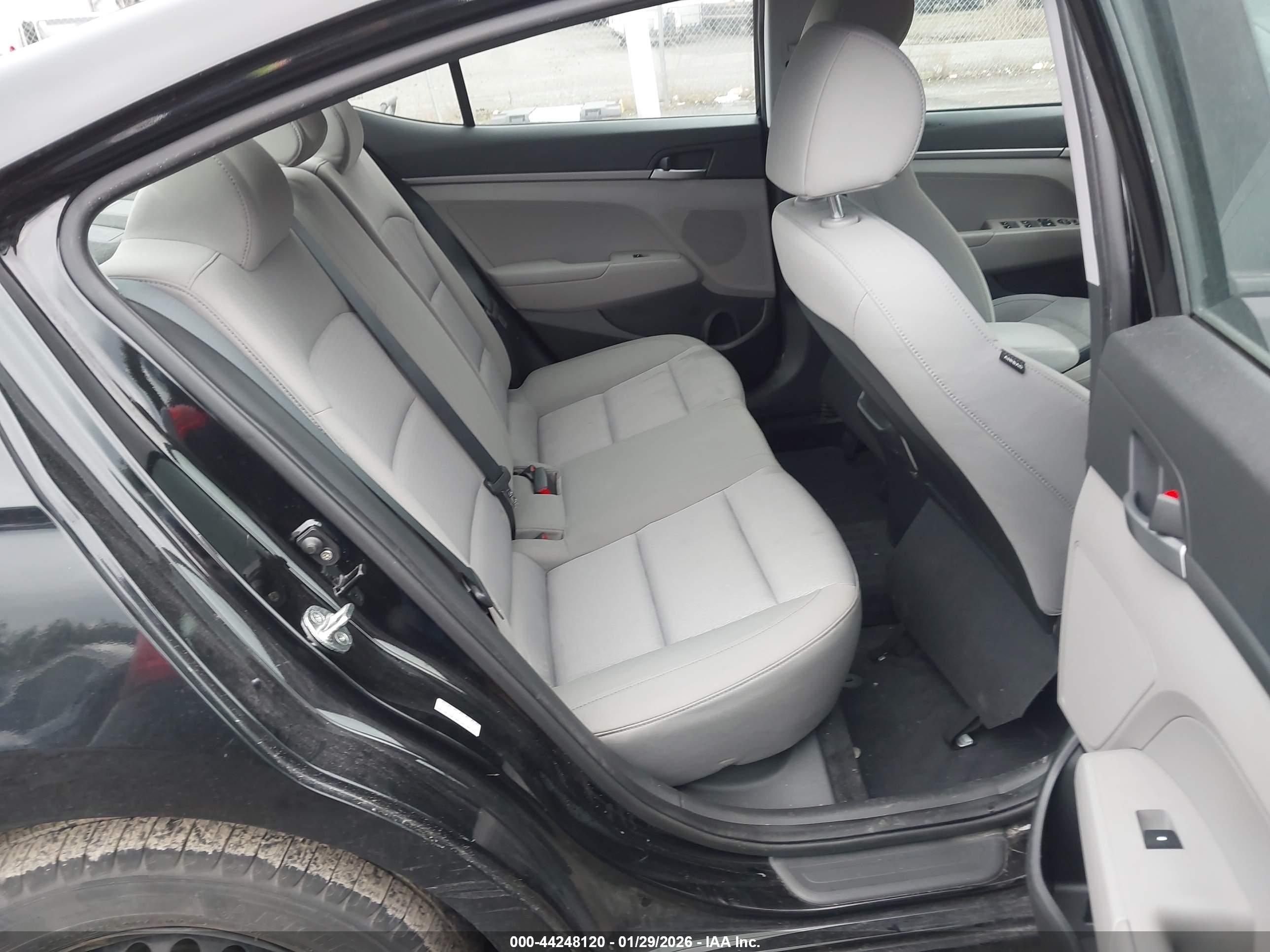 HYUNDAI ELANTRA image 8