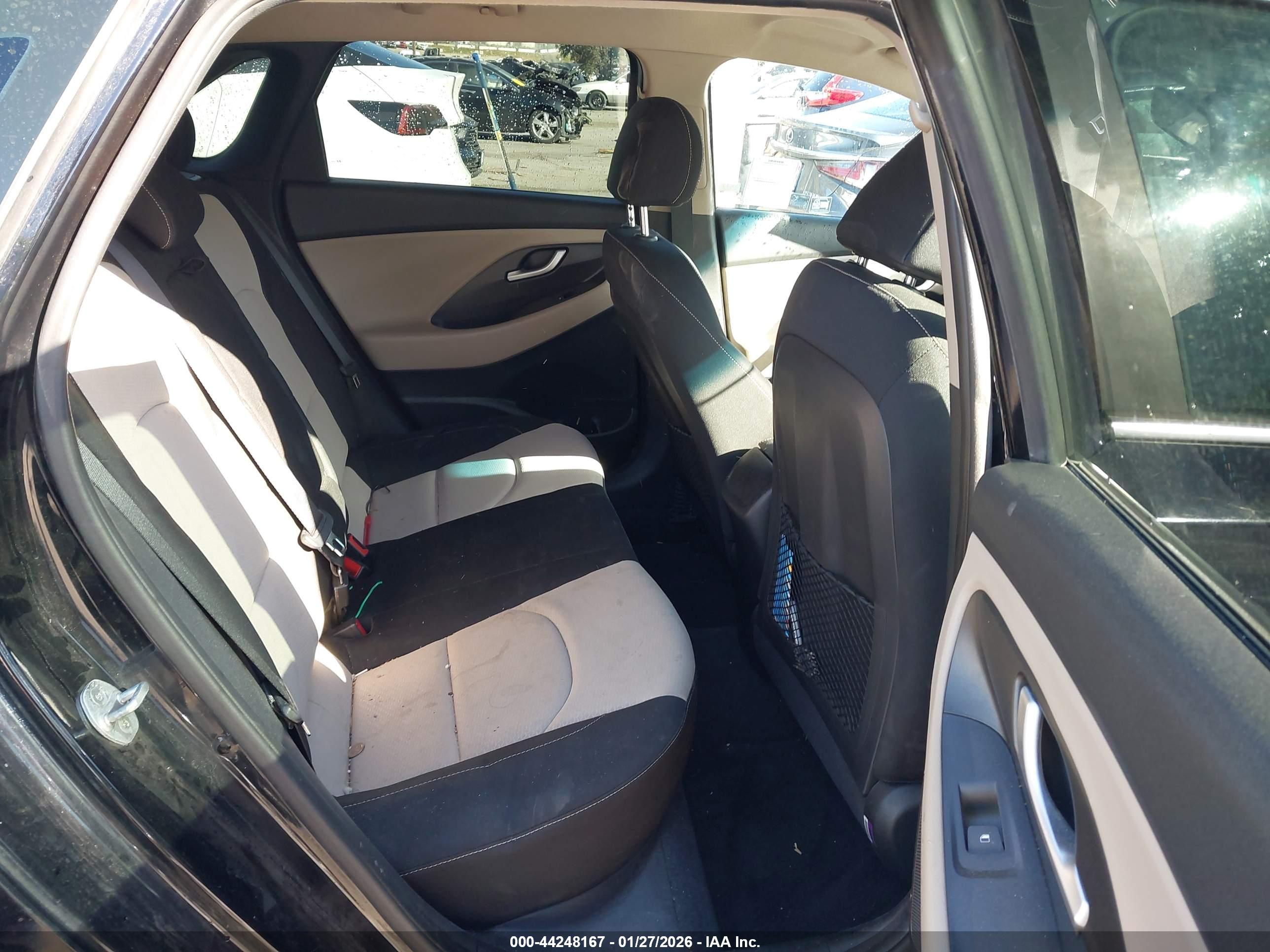 HYUNDAI ELANTRA image 8