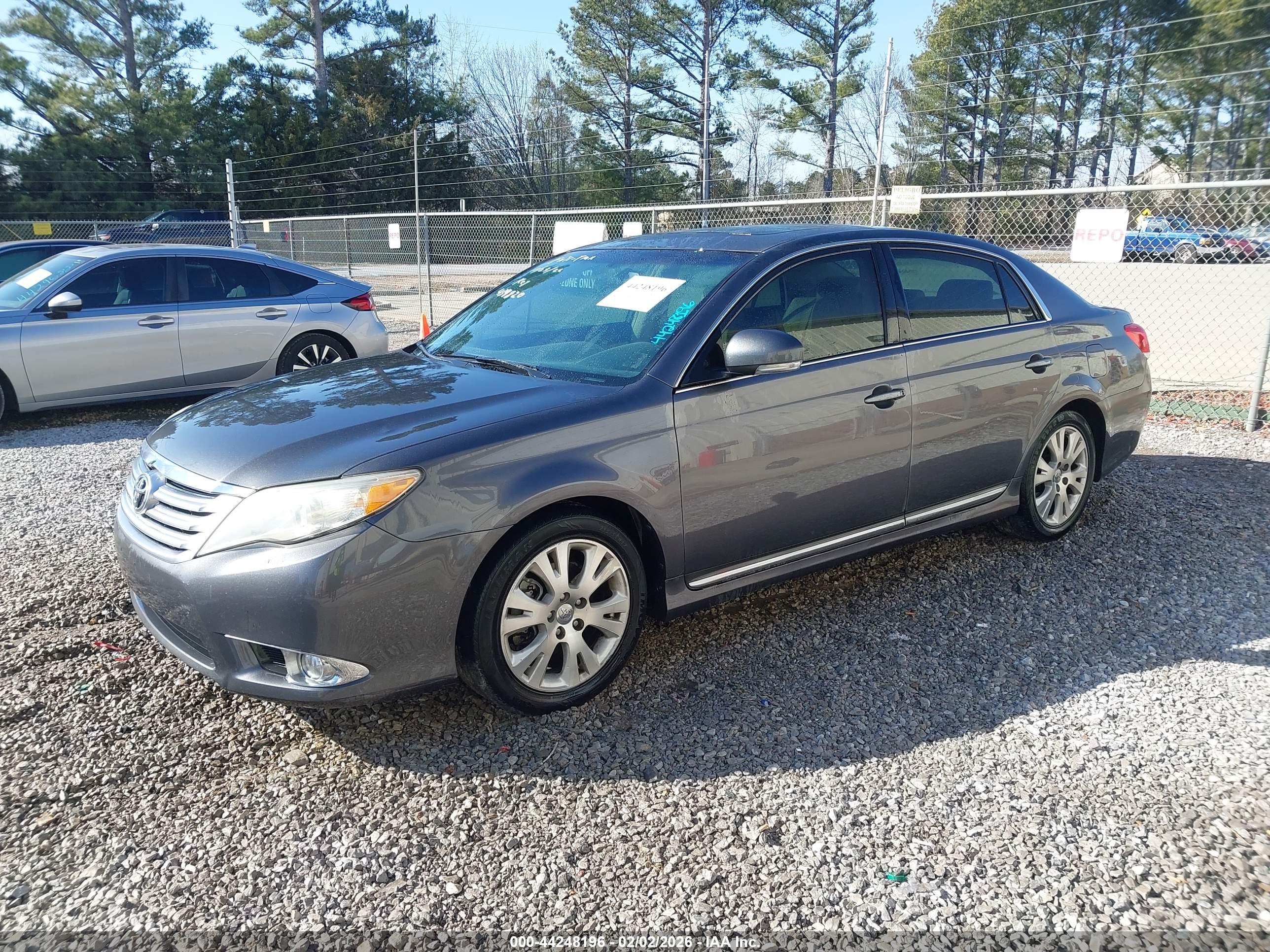 TOYOTA AVALON image 2