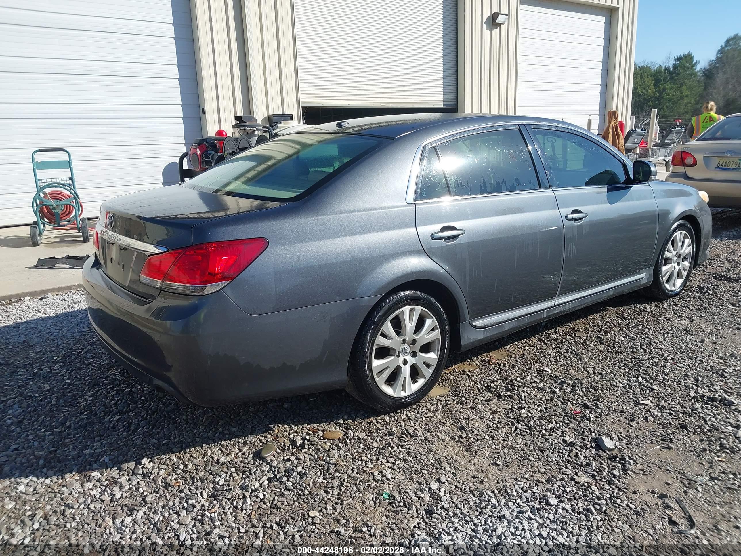 TOYOTA AVALON image 4