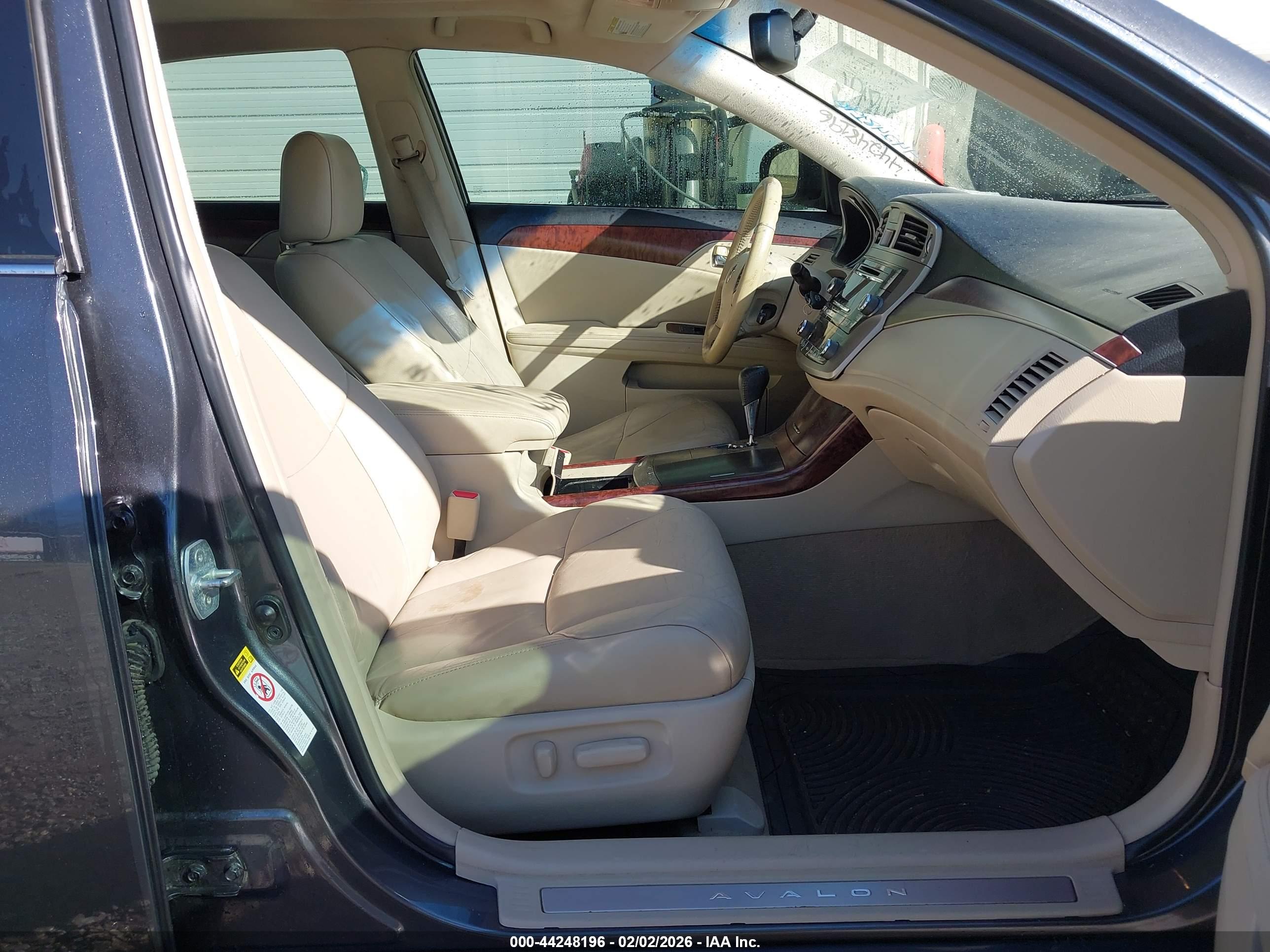 TOYOTA AVALON image 5