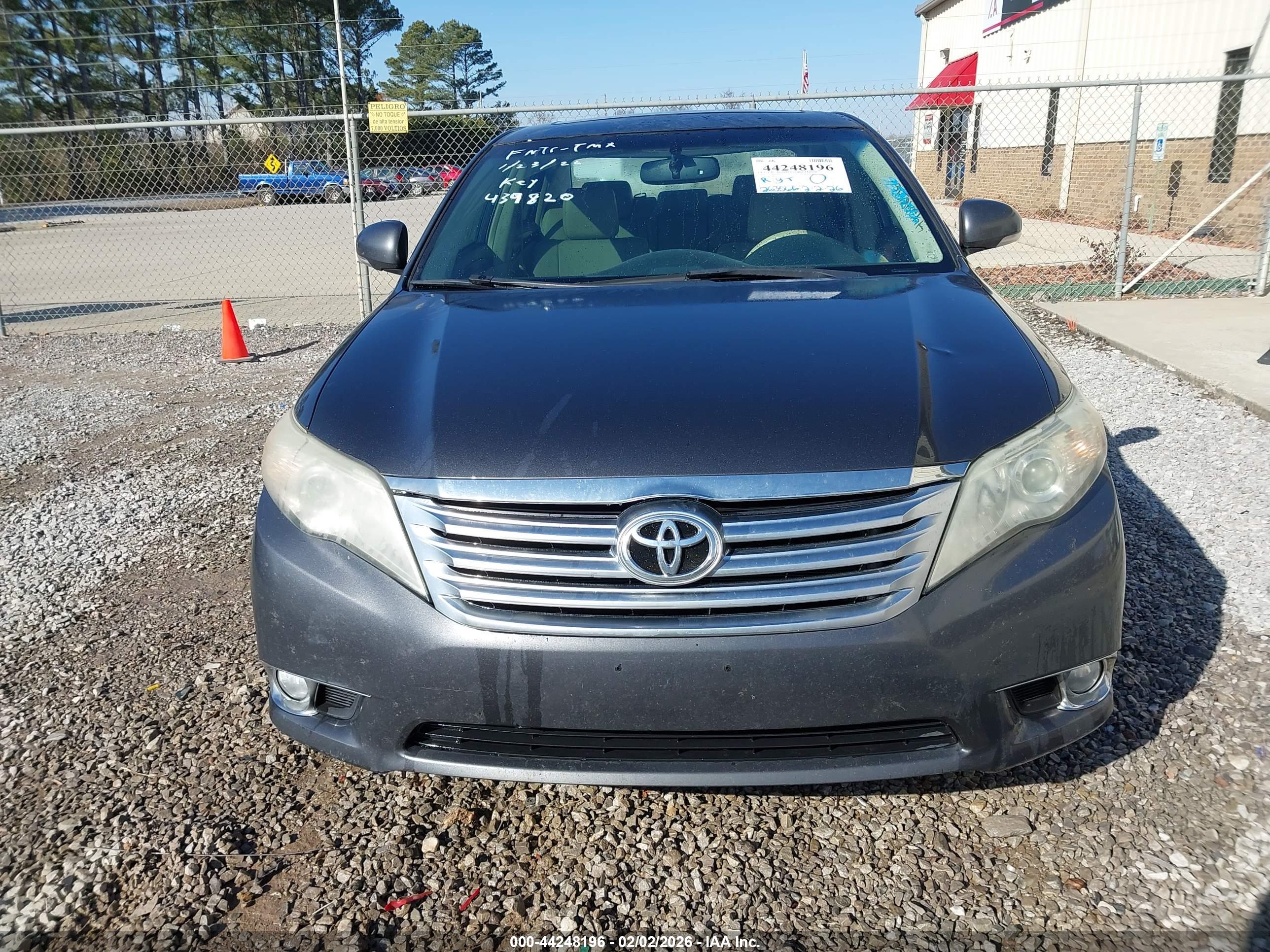 TOYOTA AVALON image 6