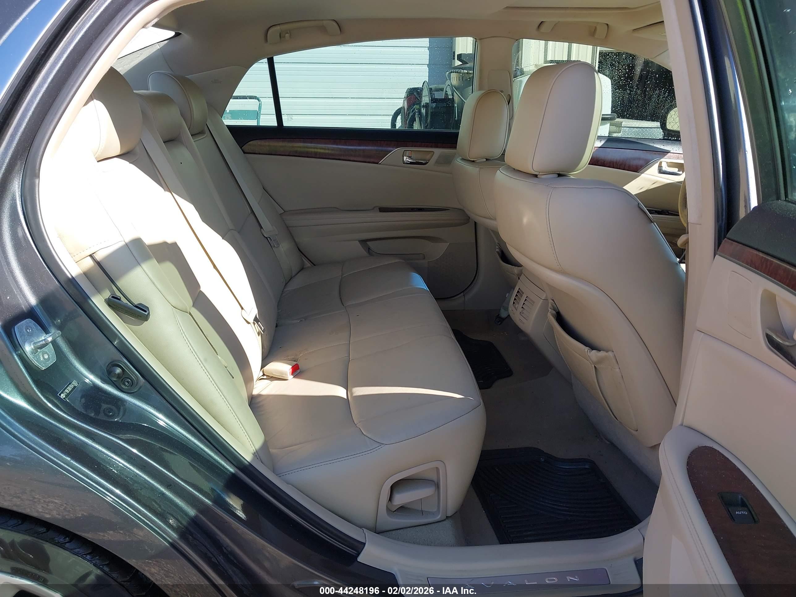 TOYOTA AVALON image 8