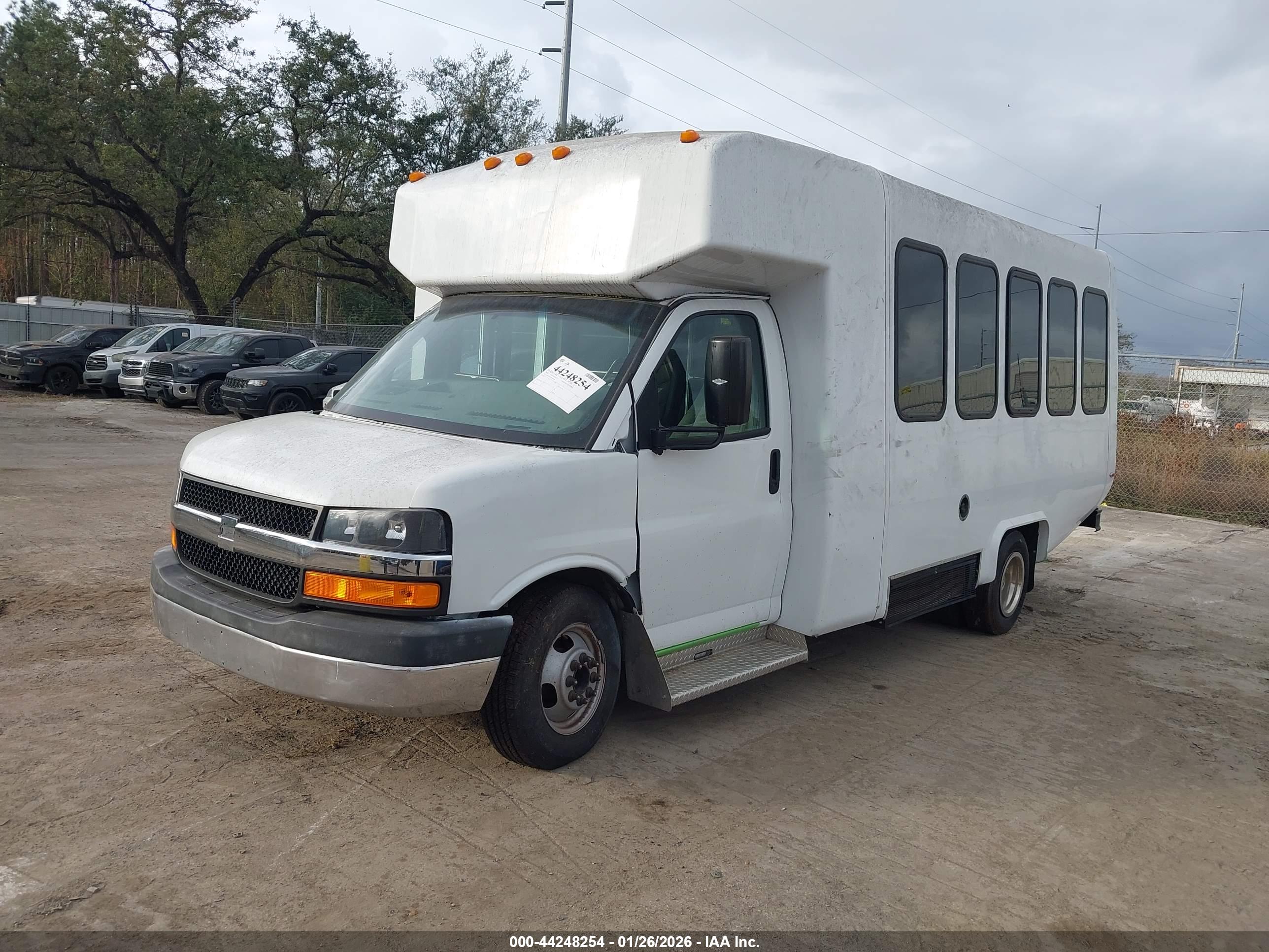CHEVROLET EXPRESS image 2