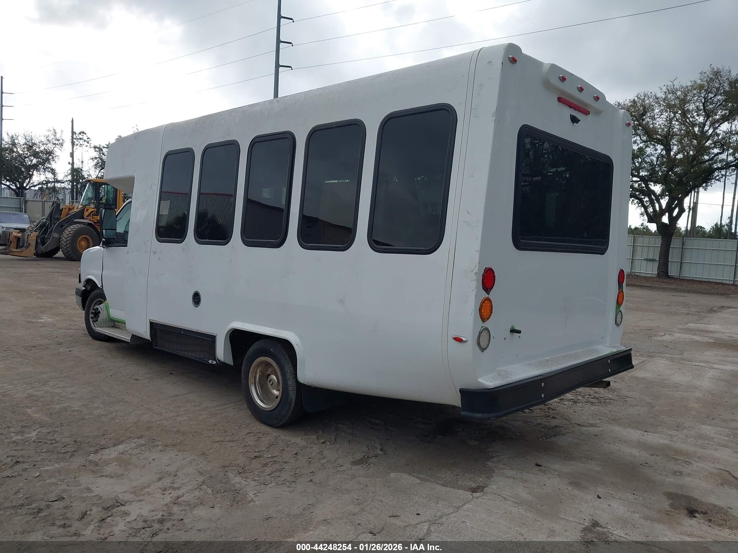 CHEVROLET EXPRESS image 3