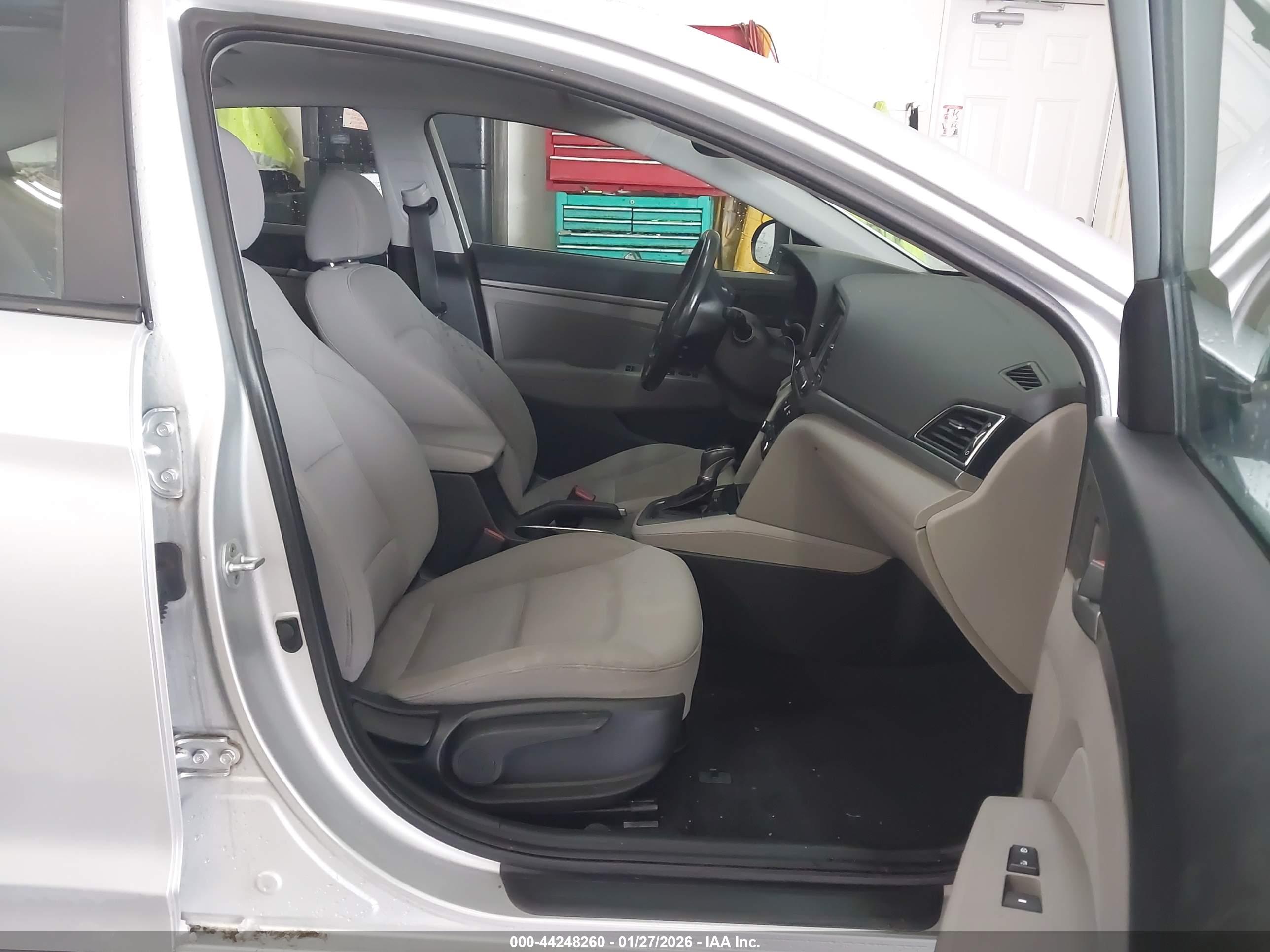 HYUNDAI ELANTRA image 5
