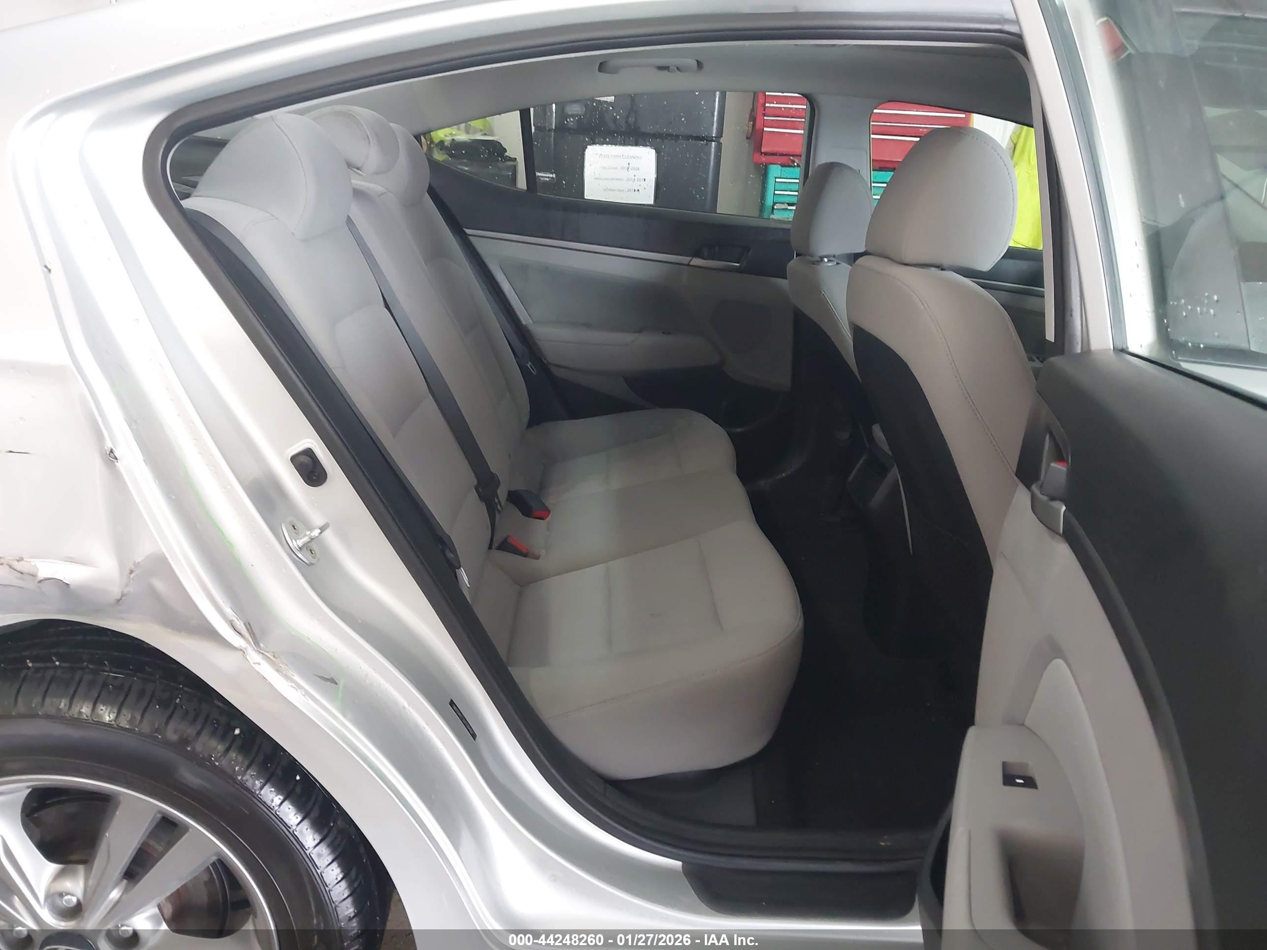 HYUNDAI ELANTRA image 8