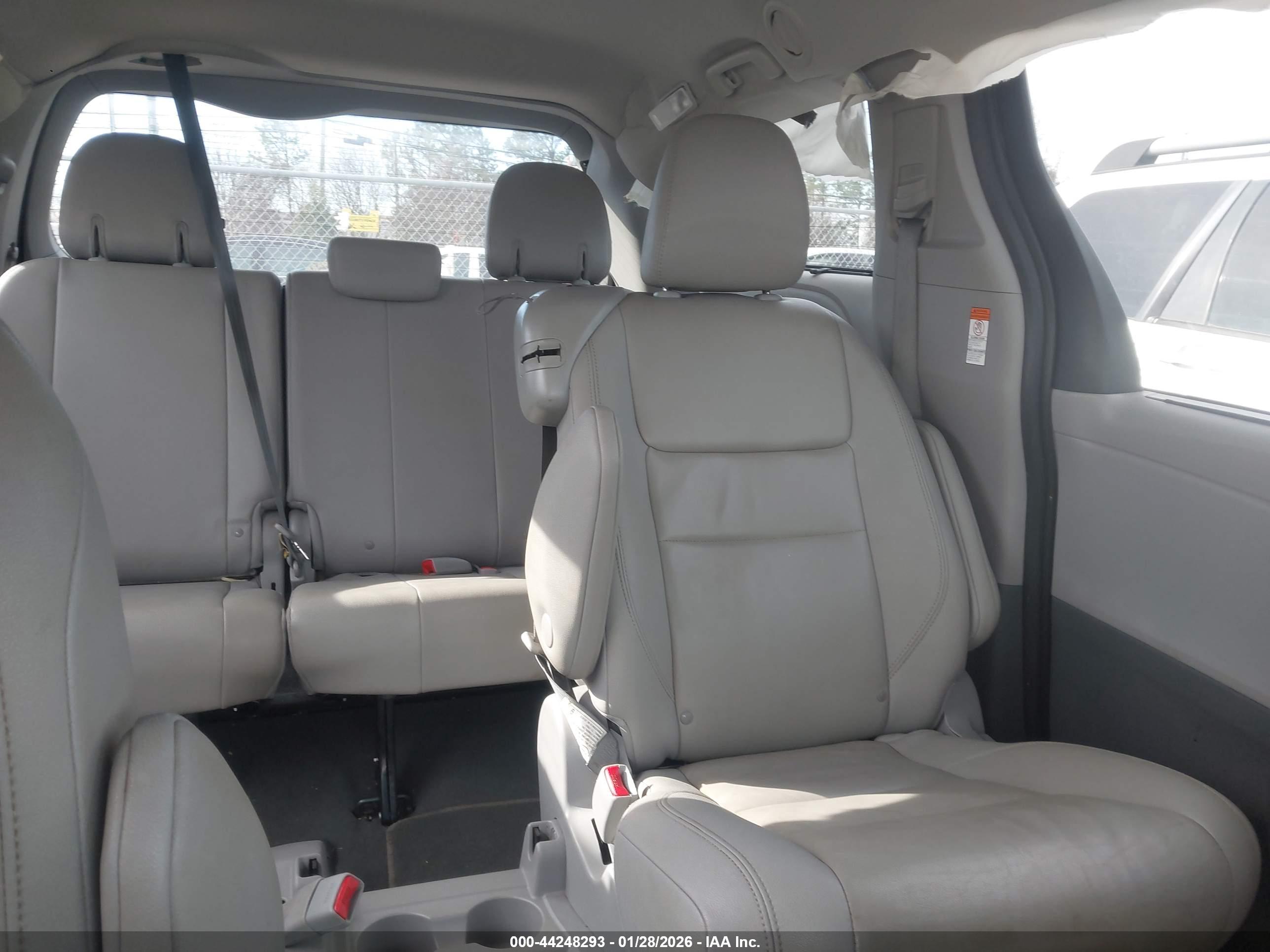 TOYOTA SIENNA image 8