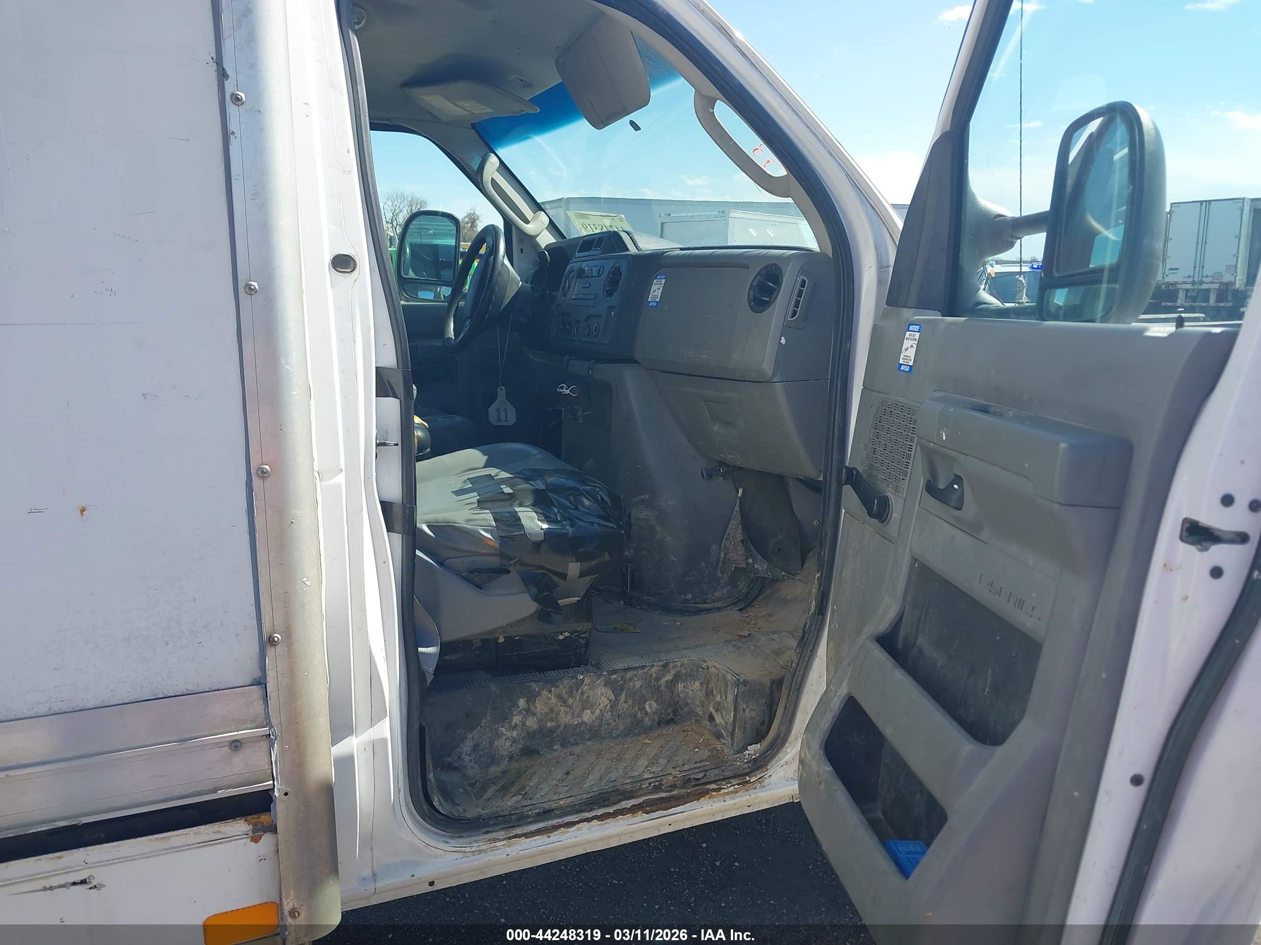FORD E-350 image 8