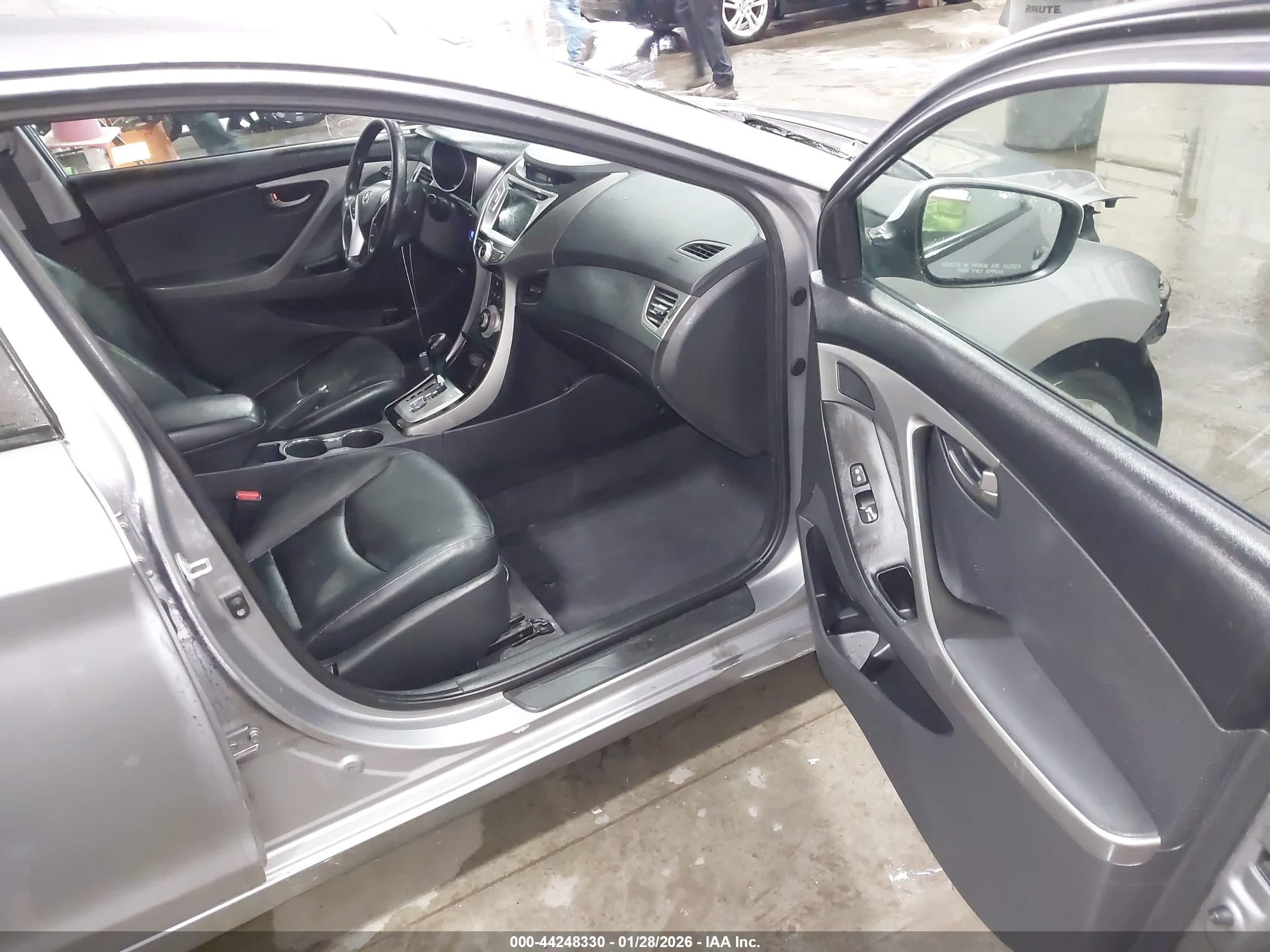HYUNDAI ELANTRA image 5