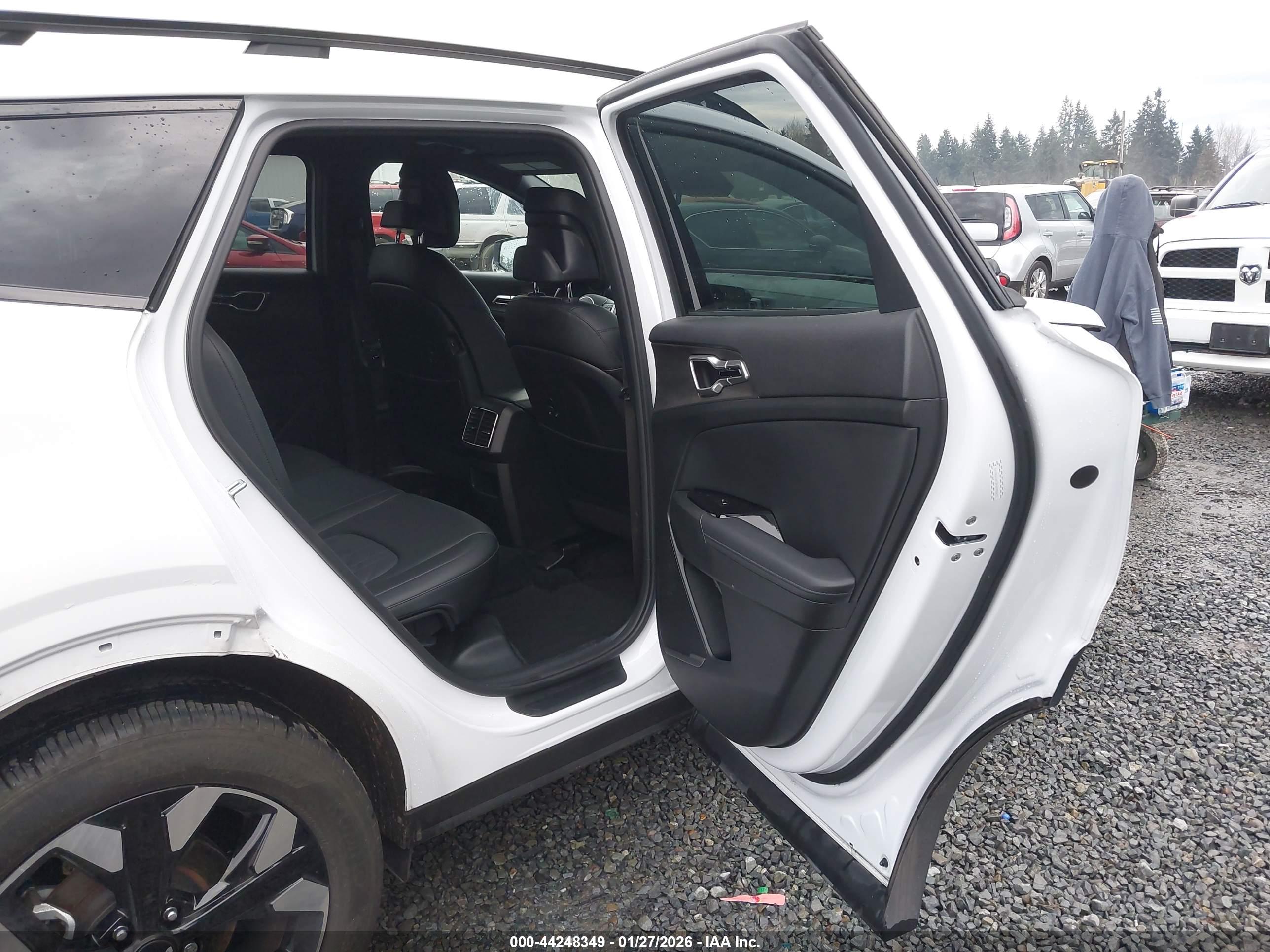 KIA SPORTAGE image 8