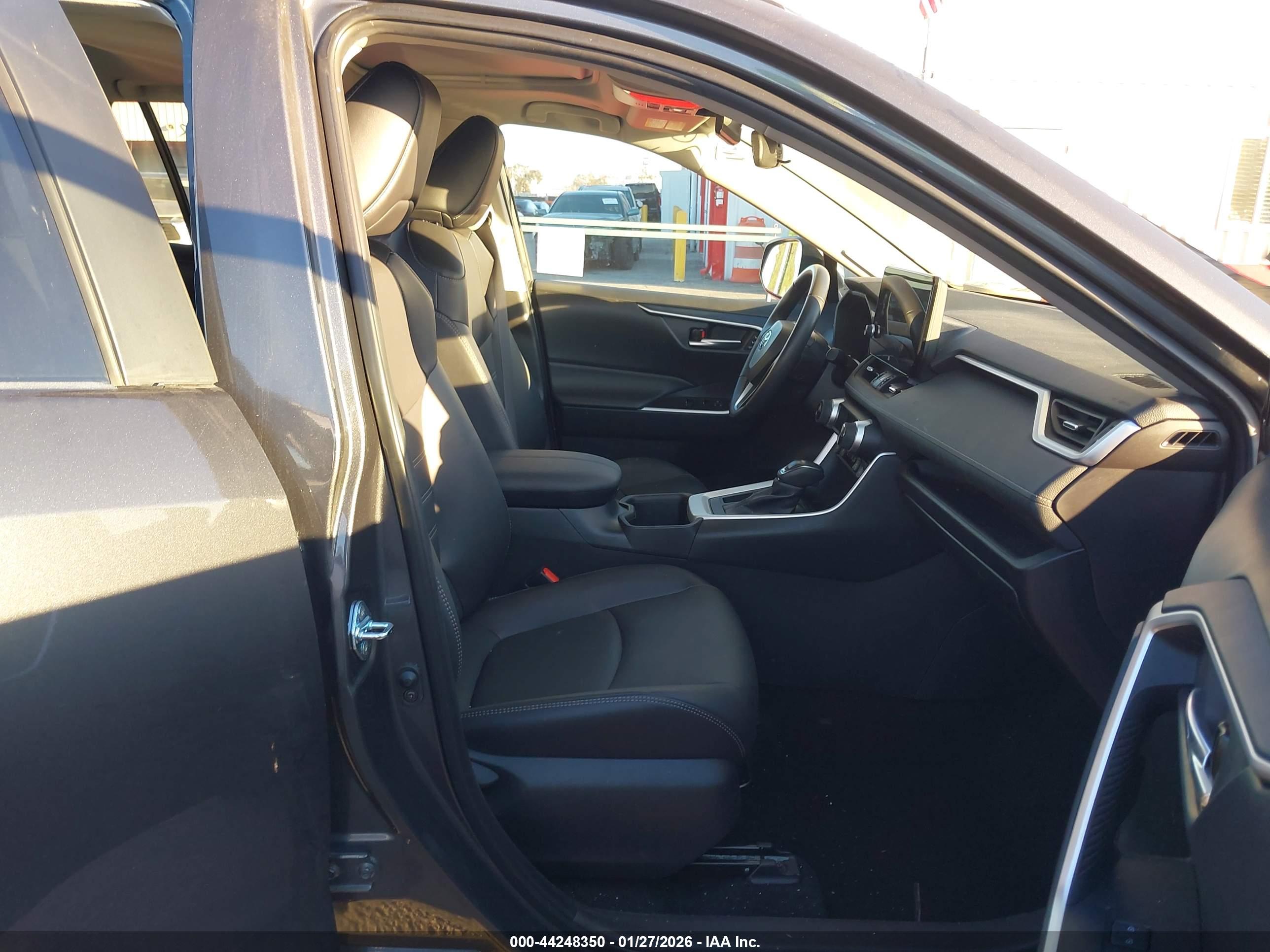 TOYOTA RAV4 image 5