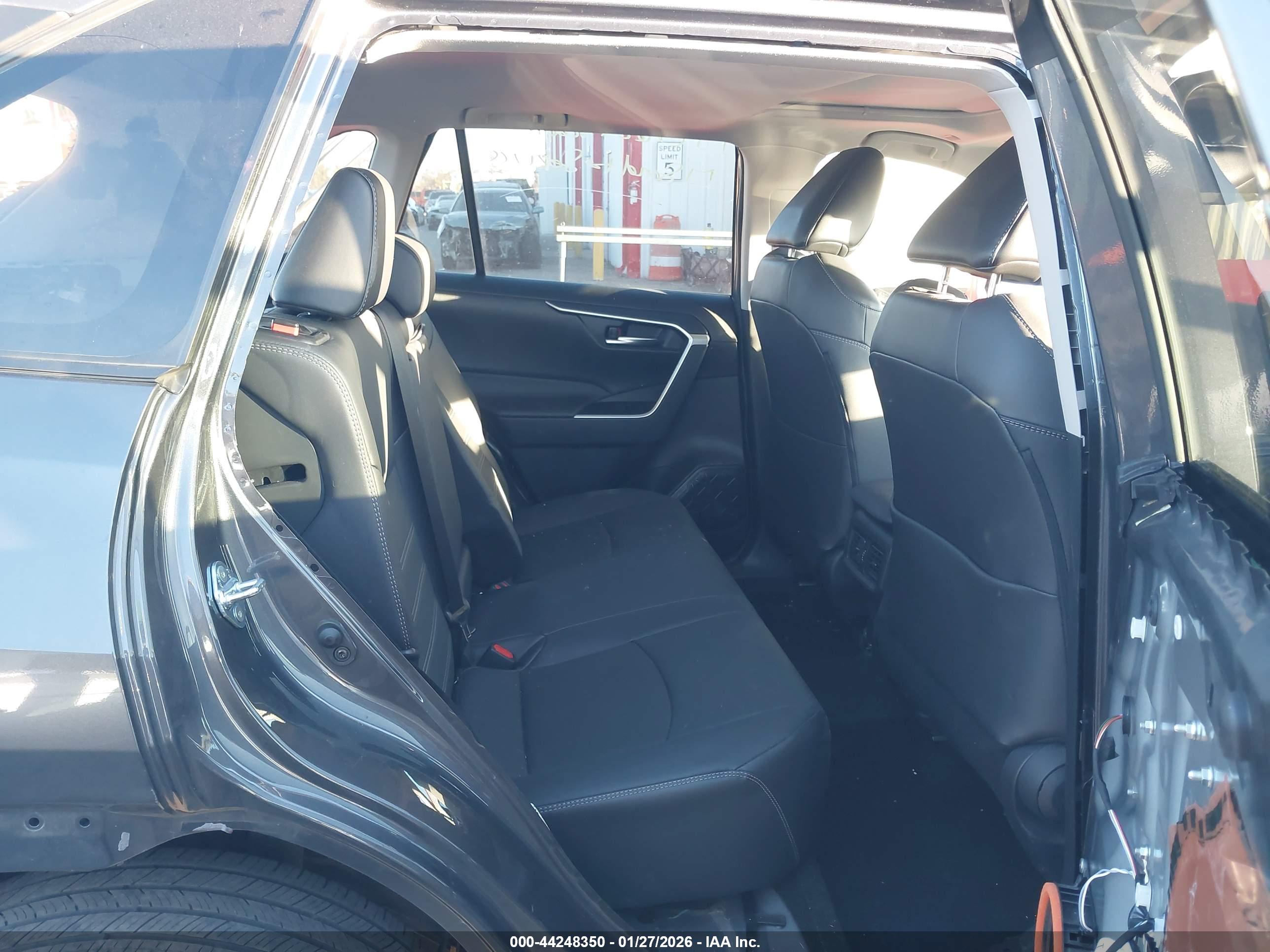 TOYOTA RAV4 image 8