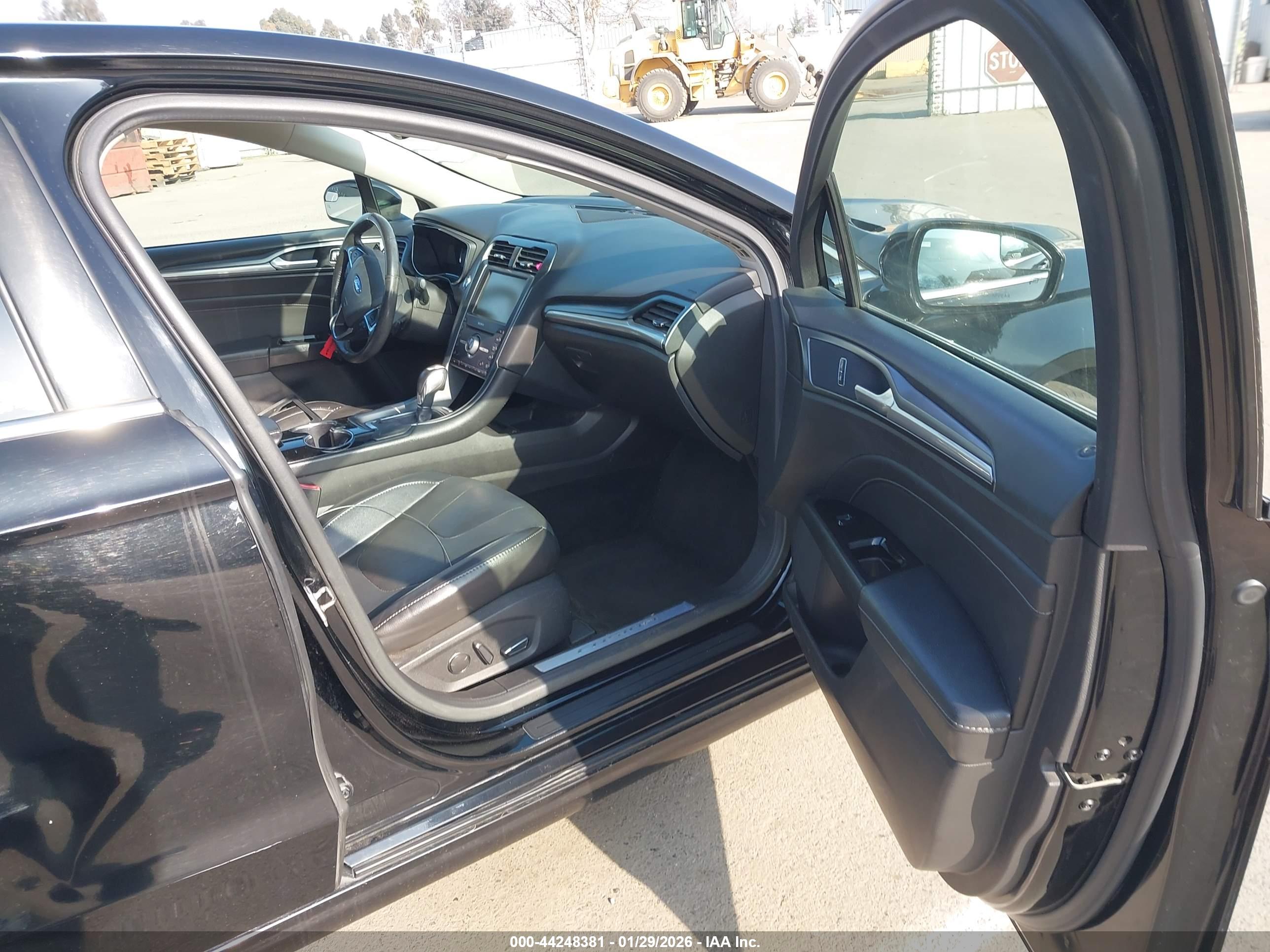 FORD FUSION image 5