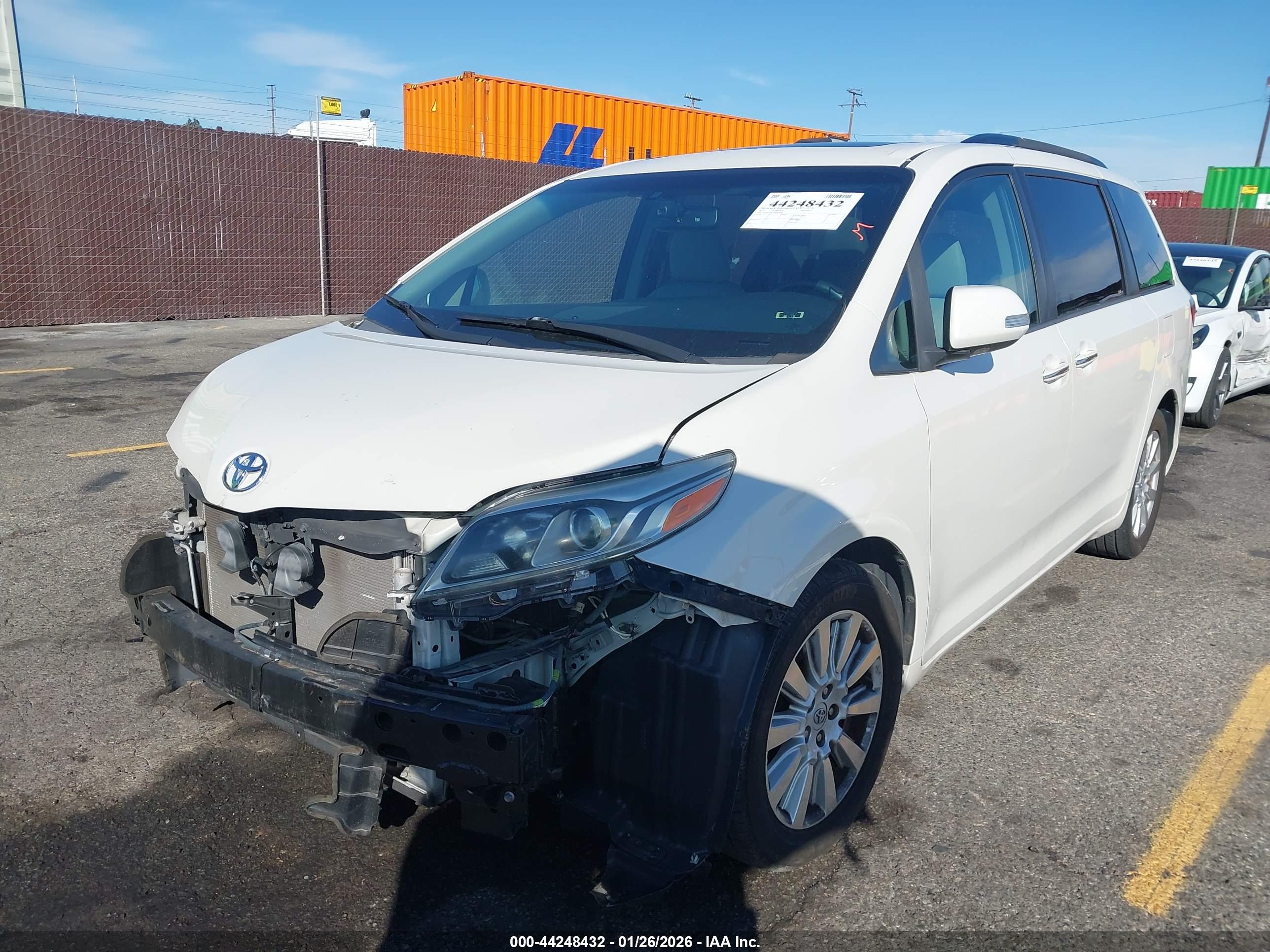 TOYOTA SIENNA image 2