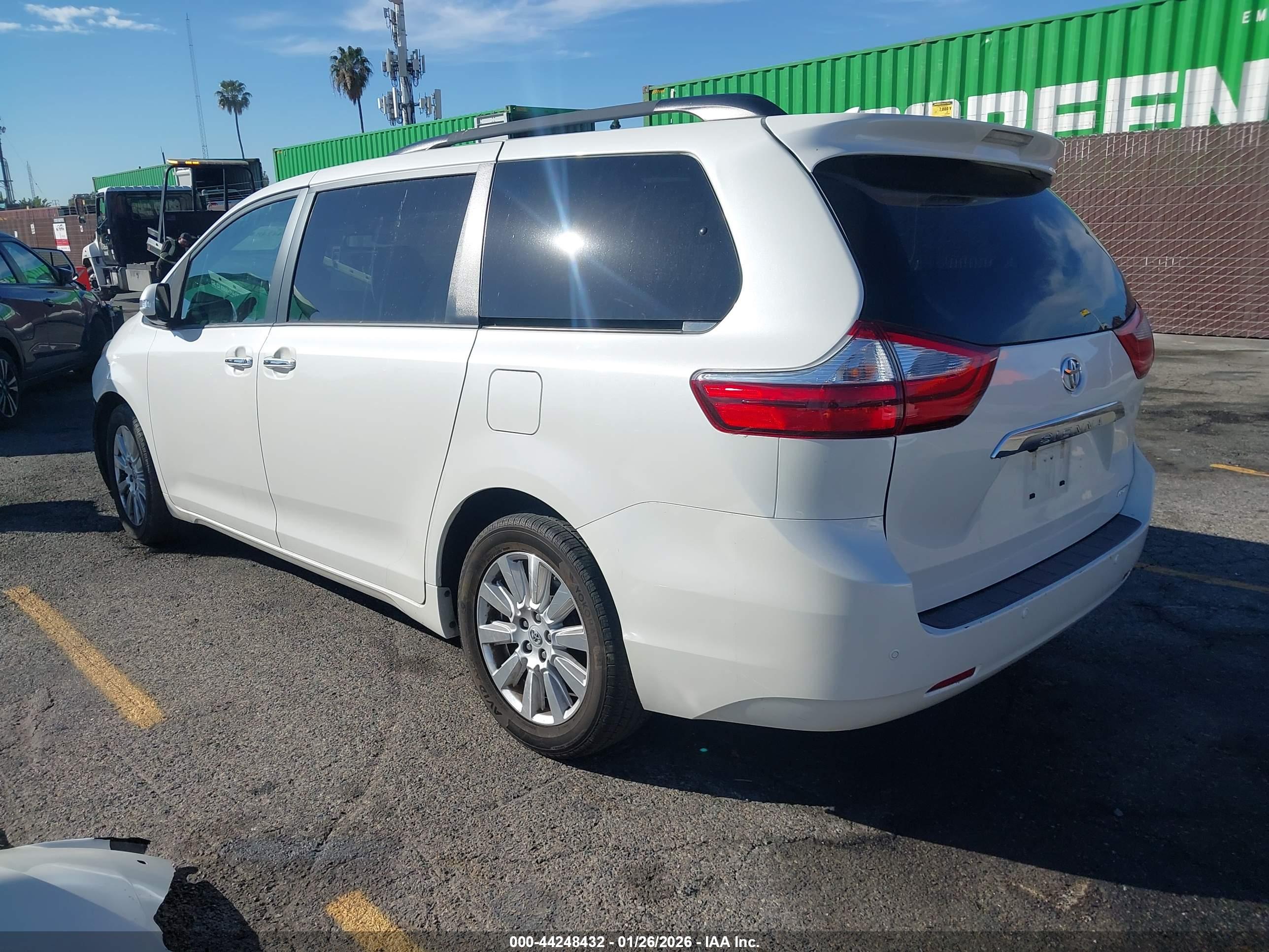 TOYOTA SIENNA image 3