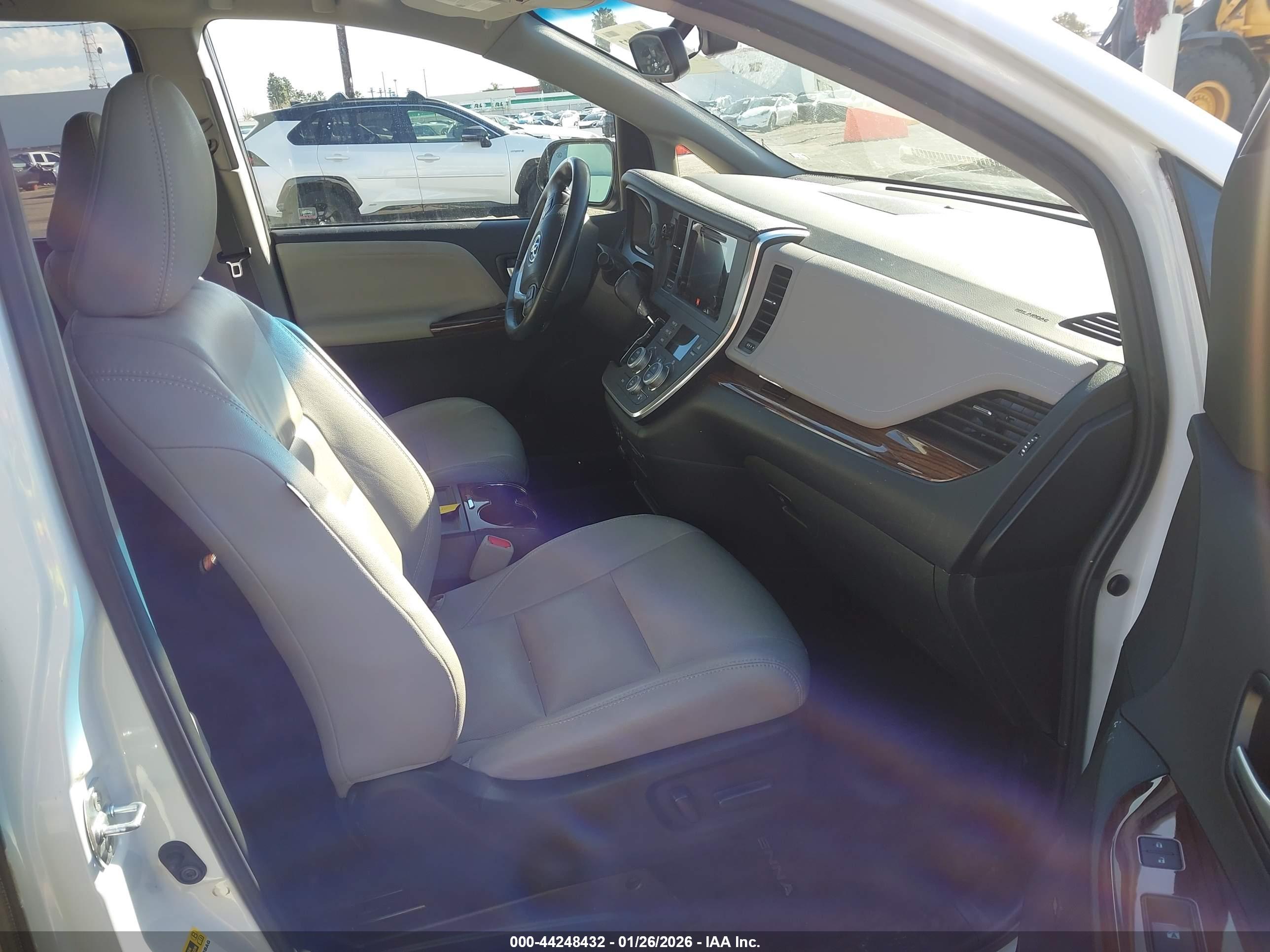 TOYOTA SIENNA image 5