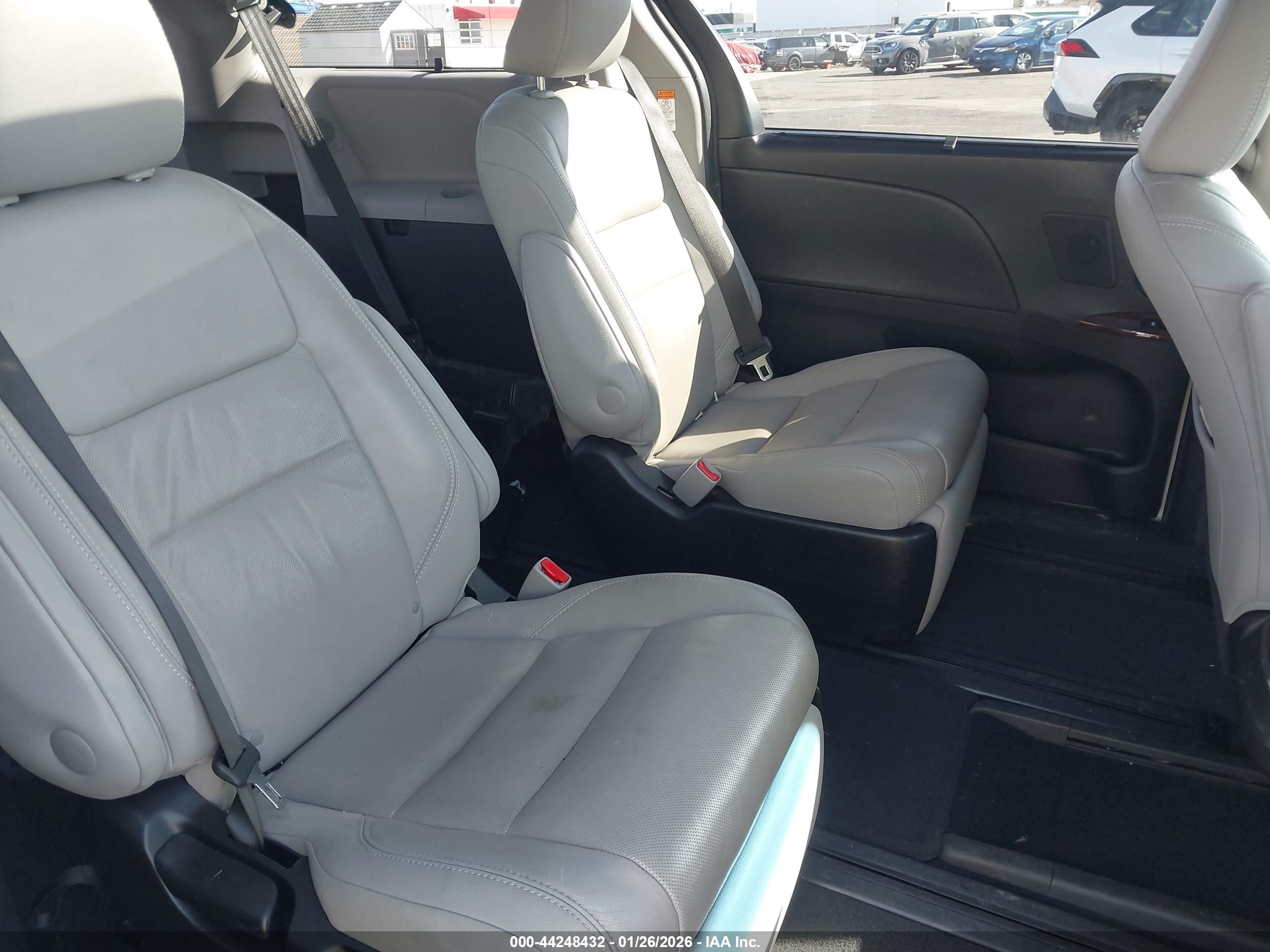 TOYOTA SIENNA image 8