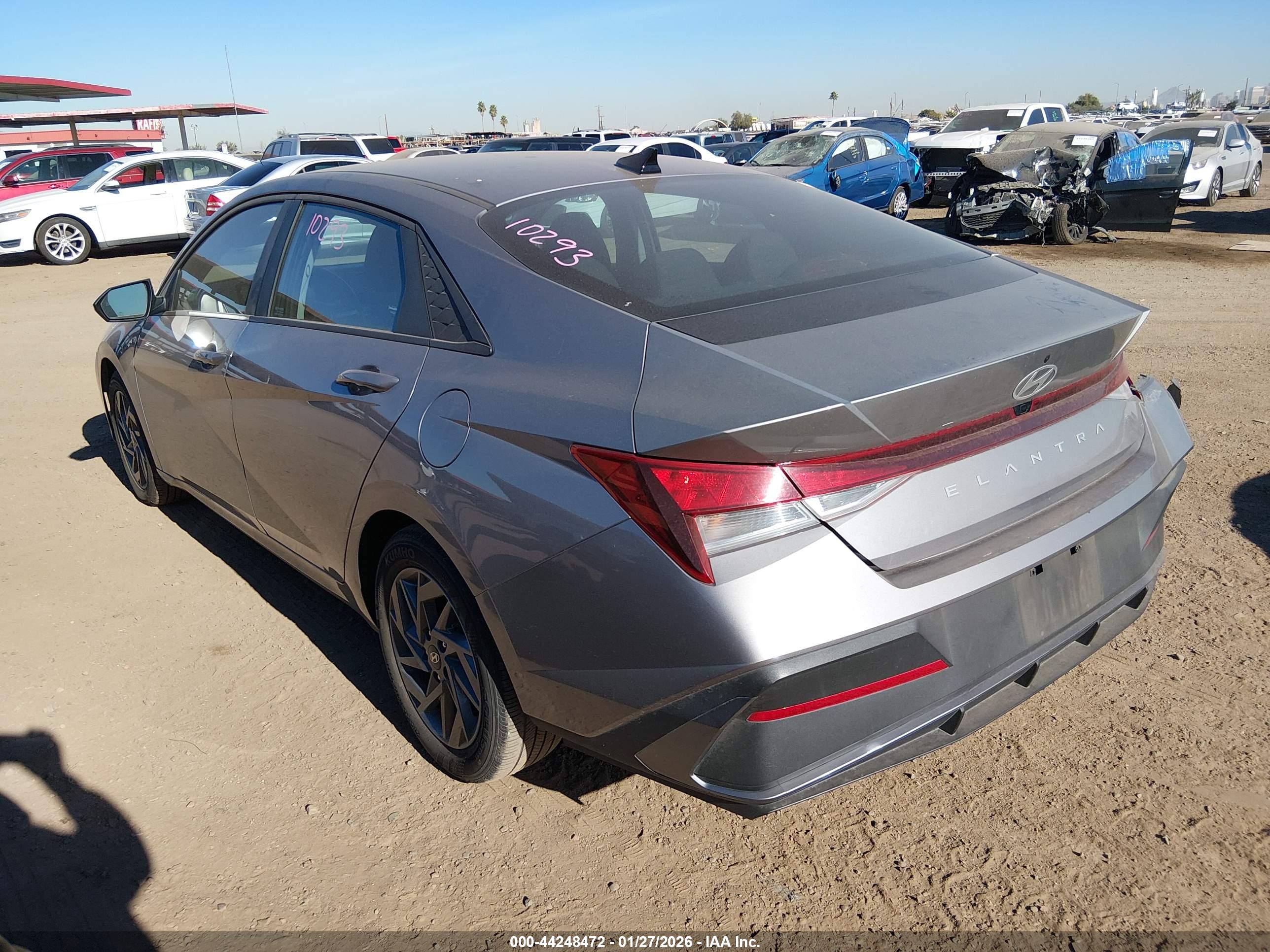 HYUNDAI ELANTRA image 3